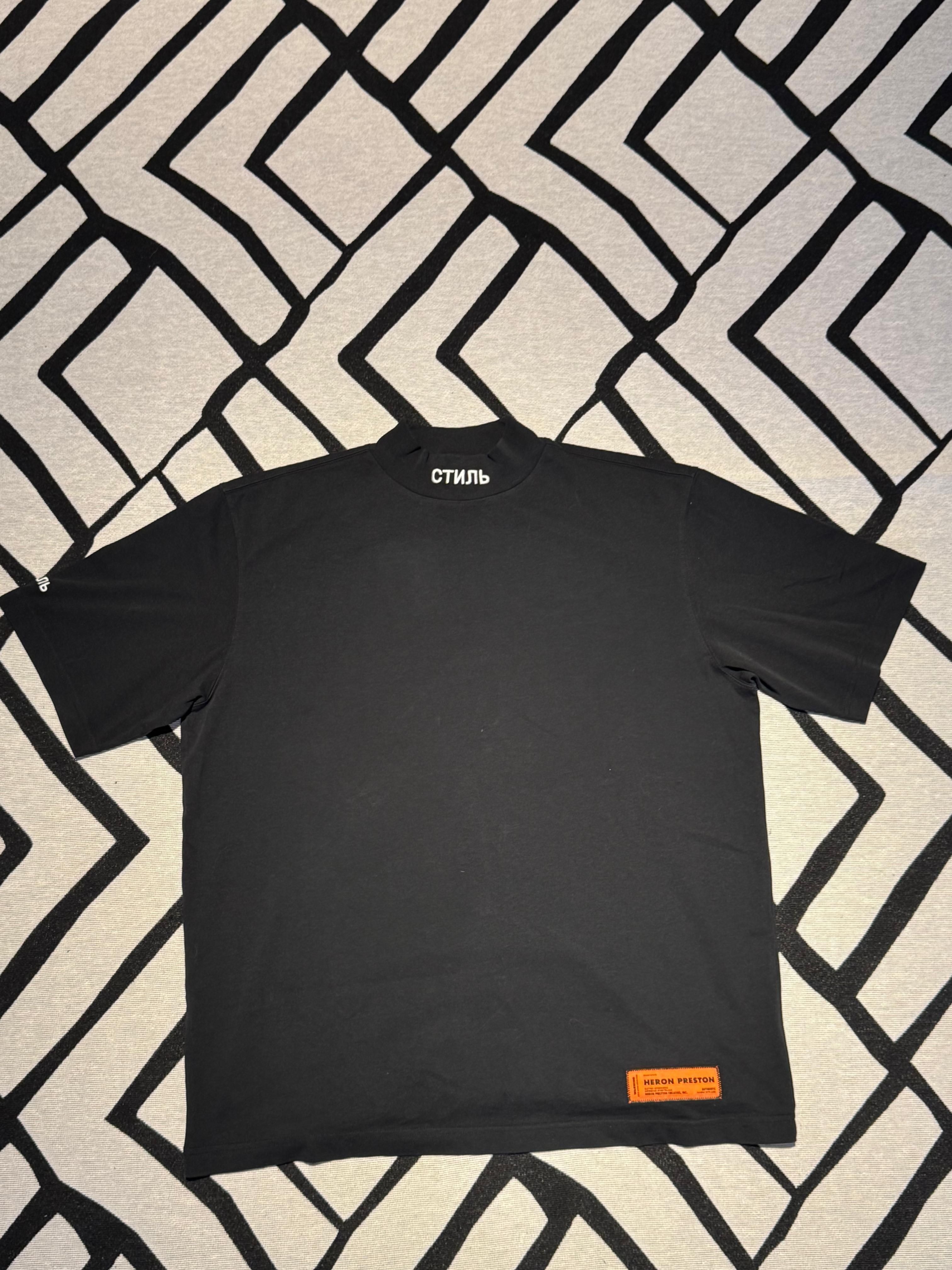 frente de Camiseta Heron Preston СТИЛЬ preta