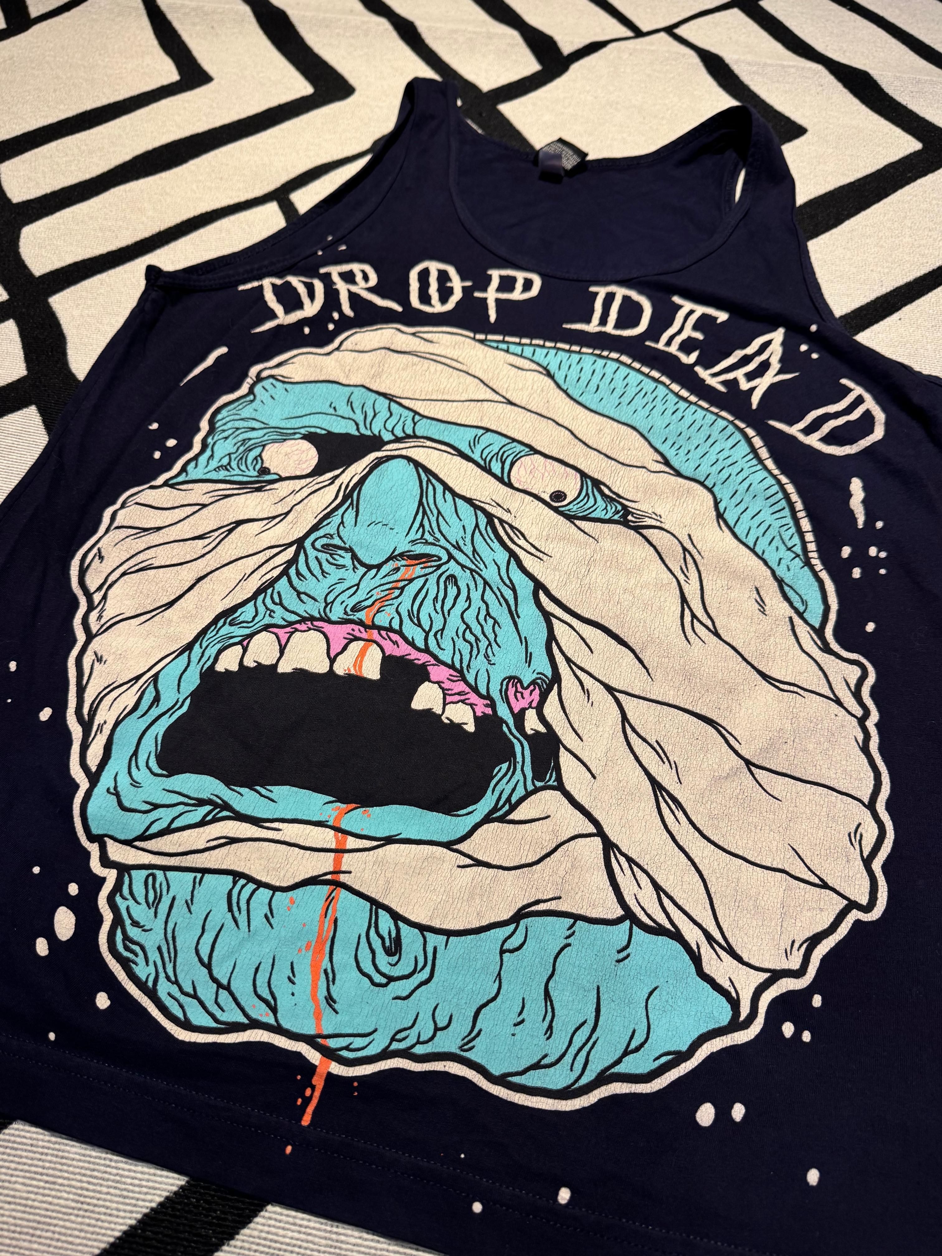 detalhe de Regata Drop Dead múmia