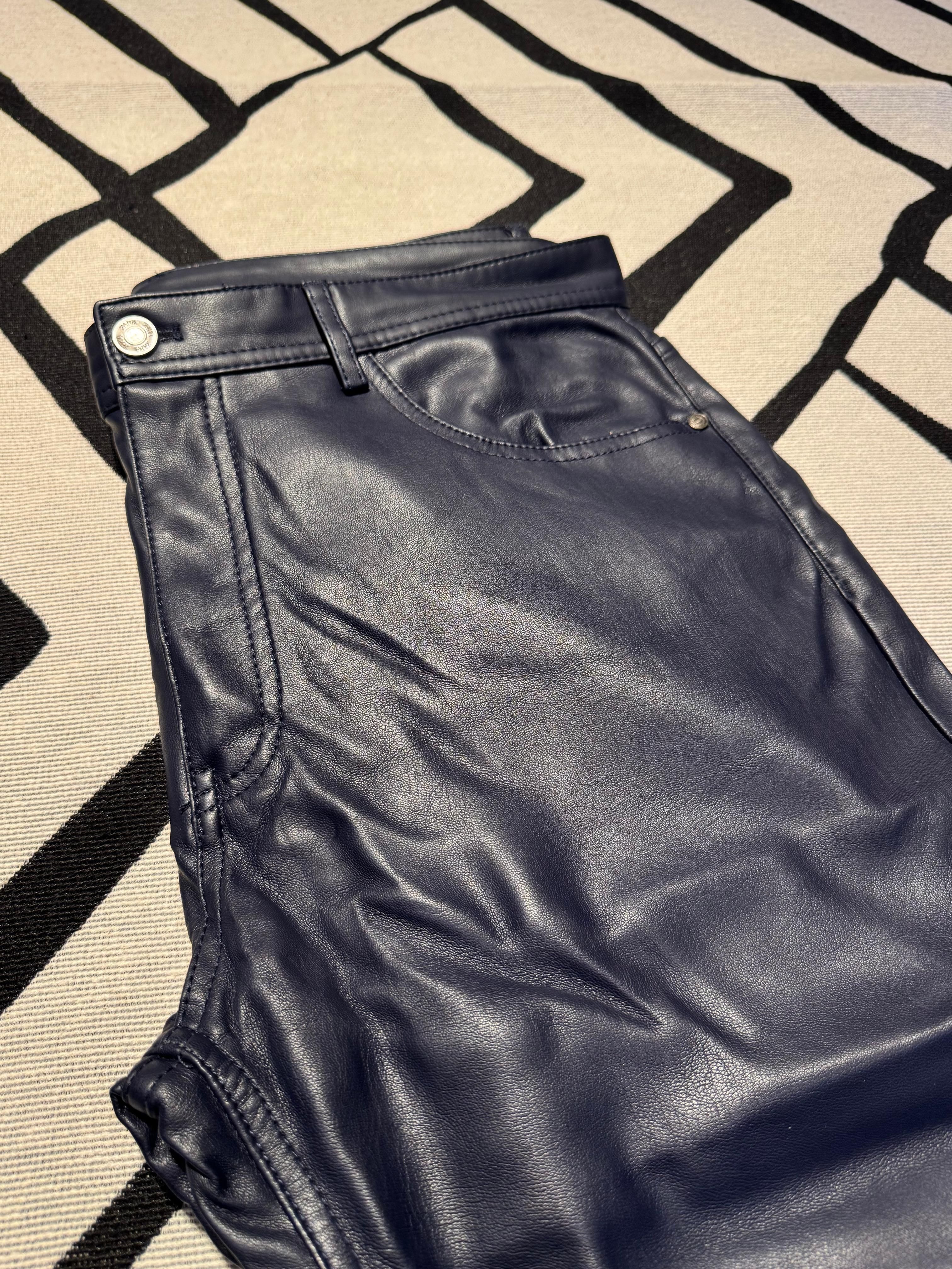 detalhe de Calça Zara courino preta