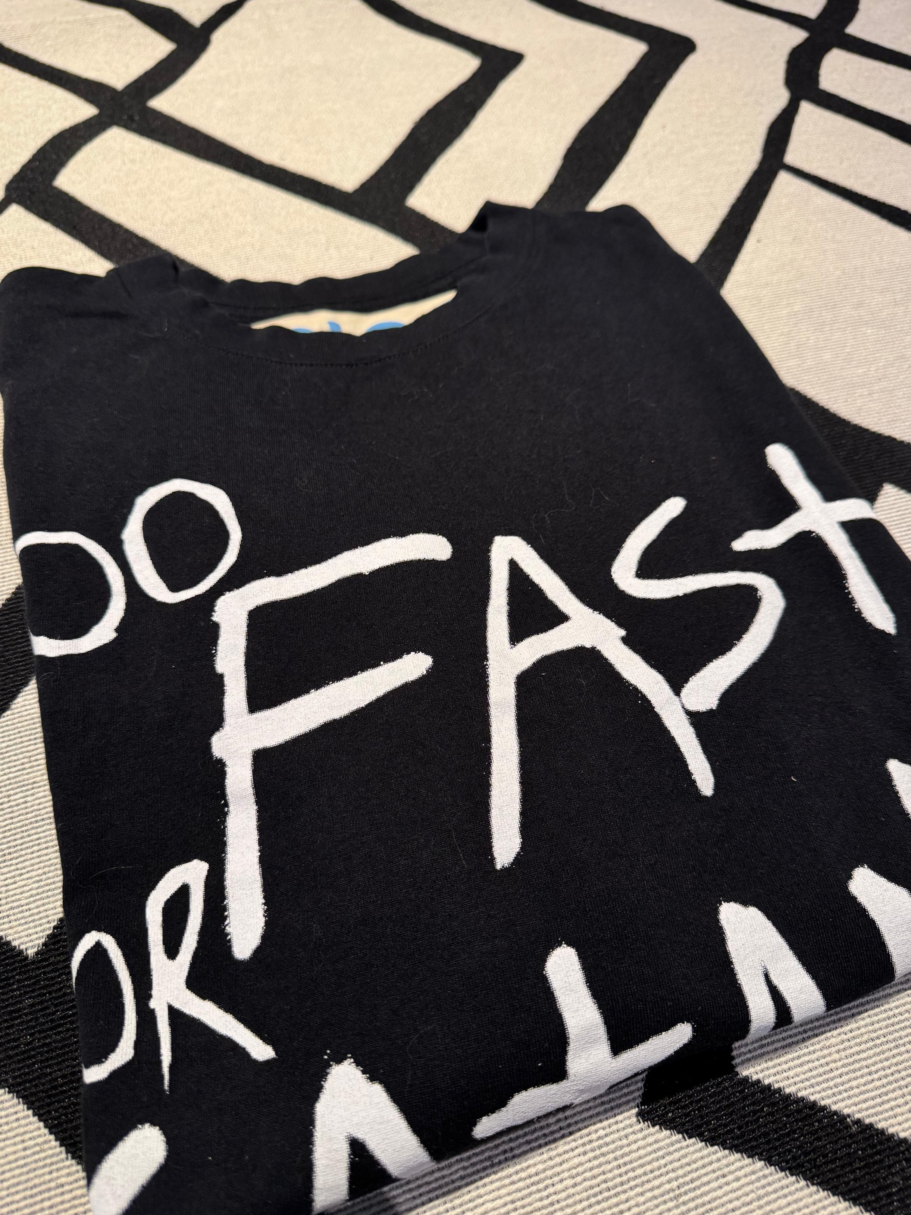 detalhe de Camiseta Piet Too Fast For Satan