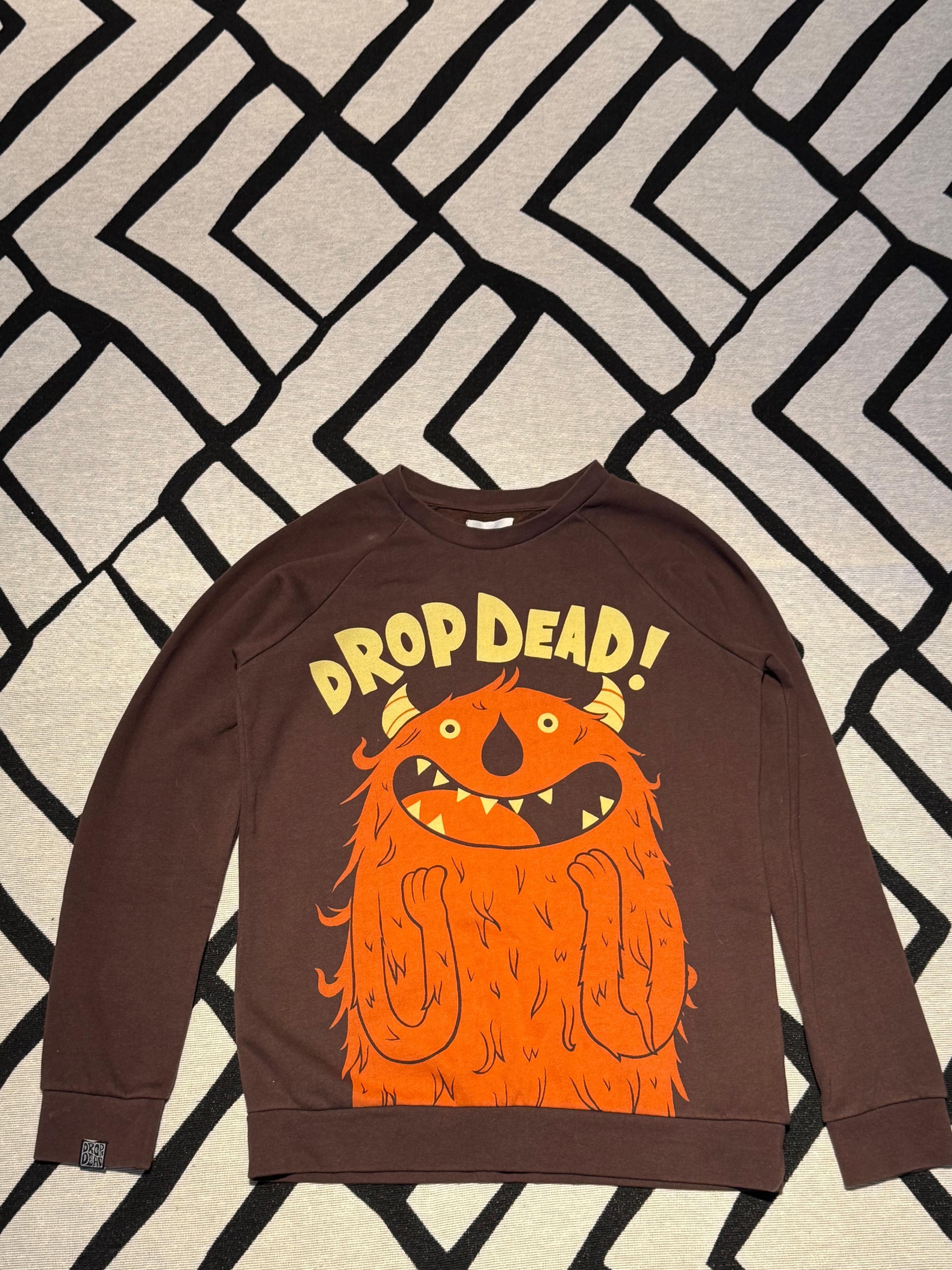 detalhe de Moletom Drop Dead monstro laranja