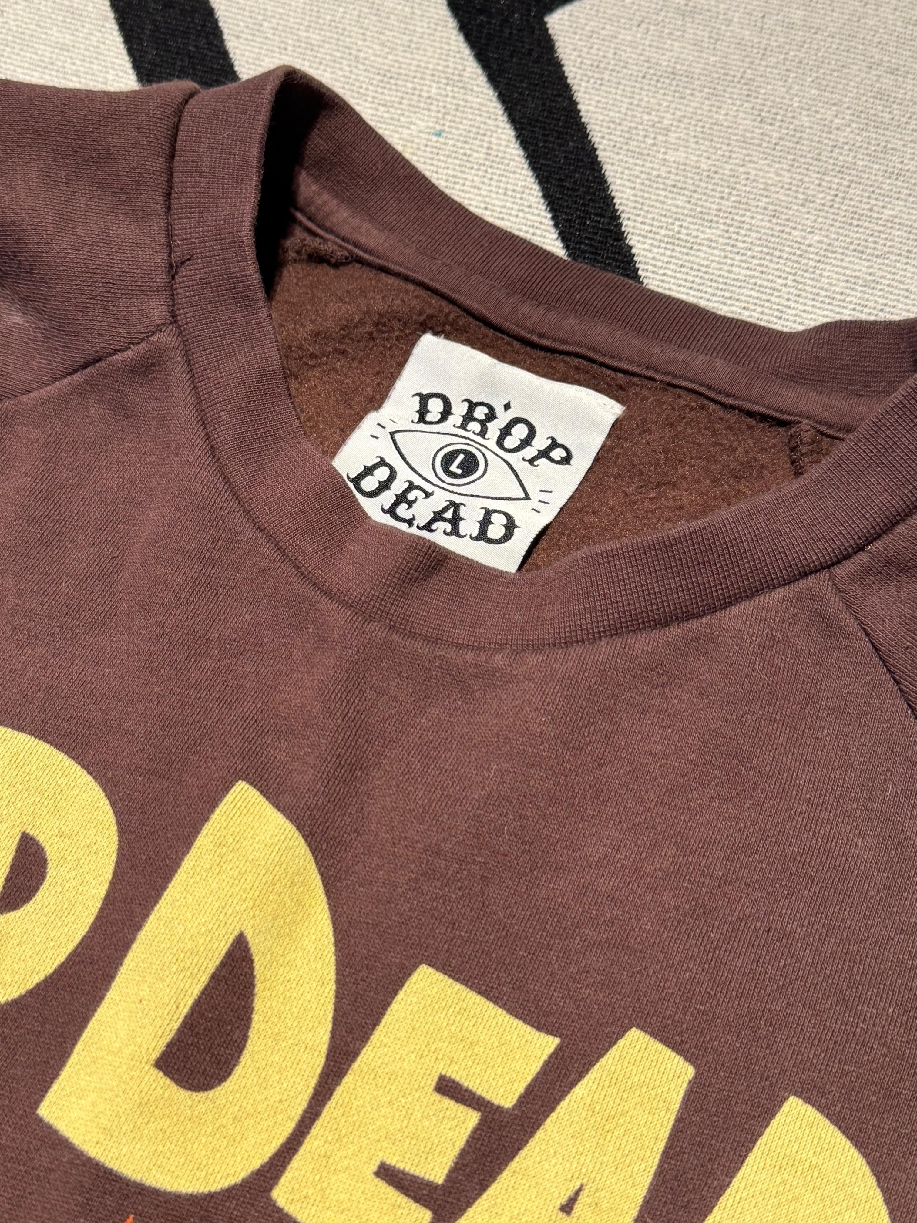 detalhe de Moletom Drop Dead monstro laranja
