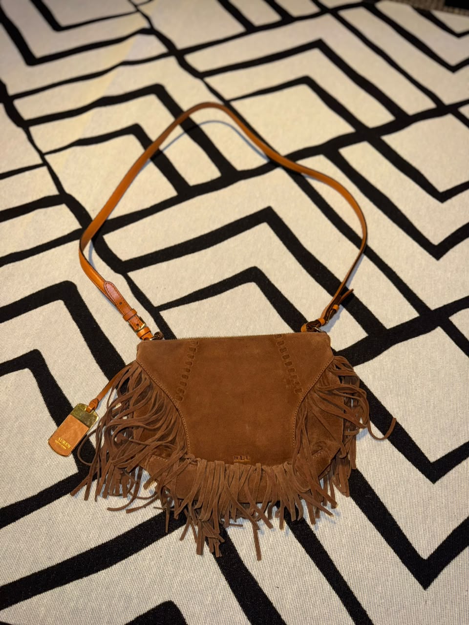 bolsa Lauren Ralph Lauren de camurça caramelo com franjas vista de frente