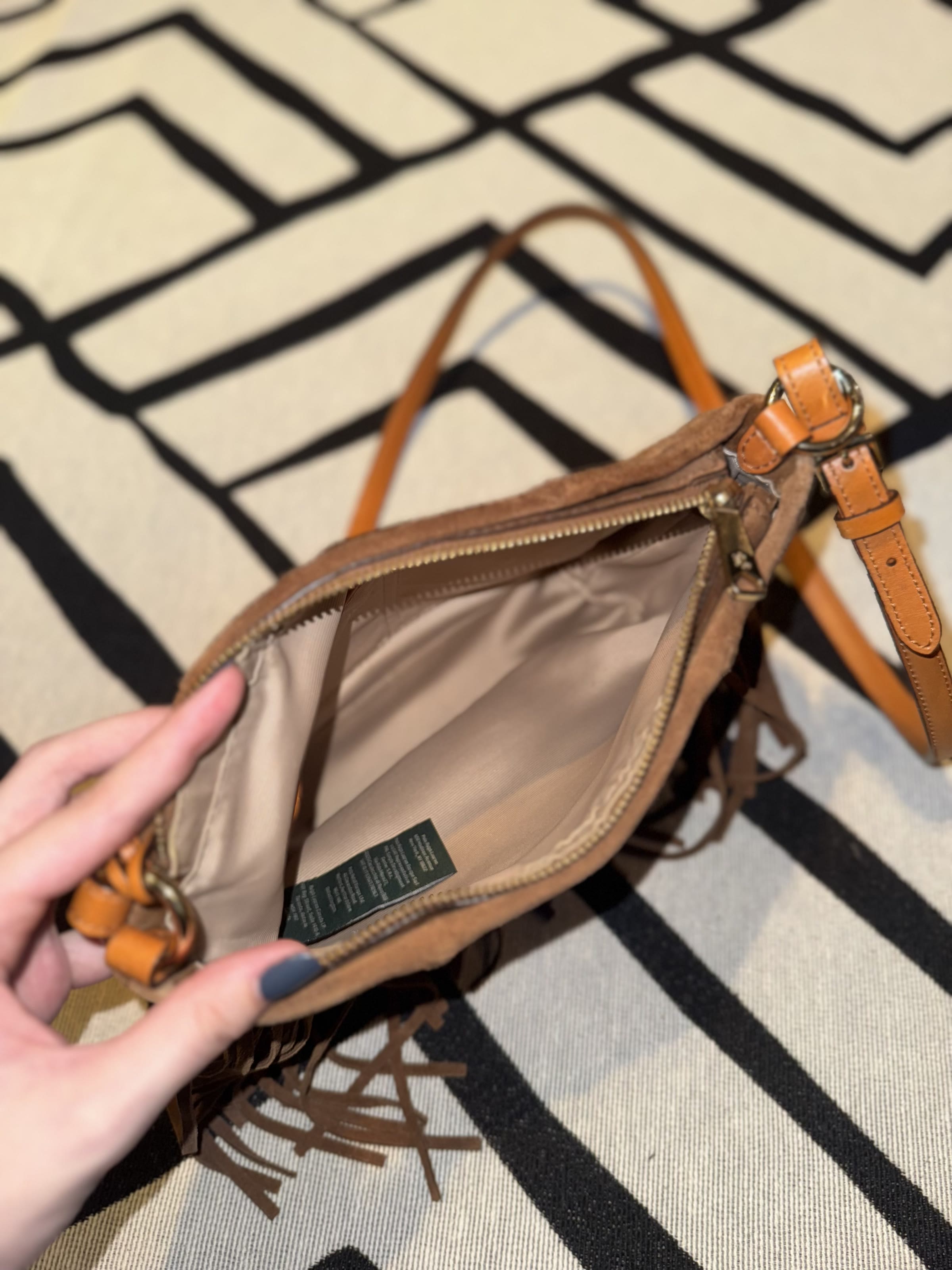 interior forrado da bolsa Lauren Ralph Lauren com etiqueta interna