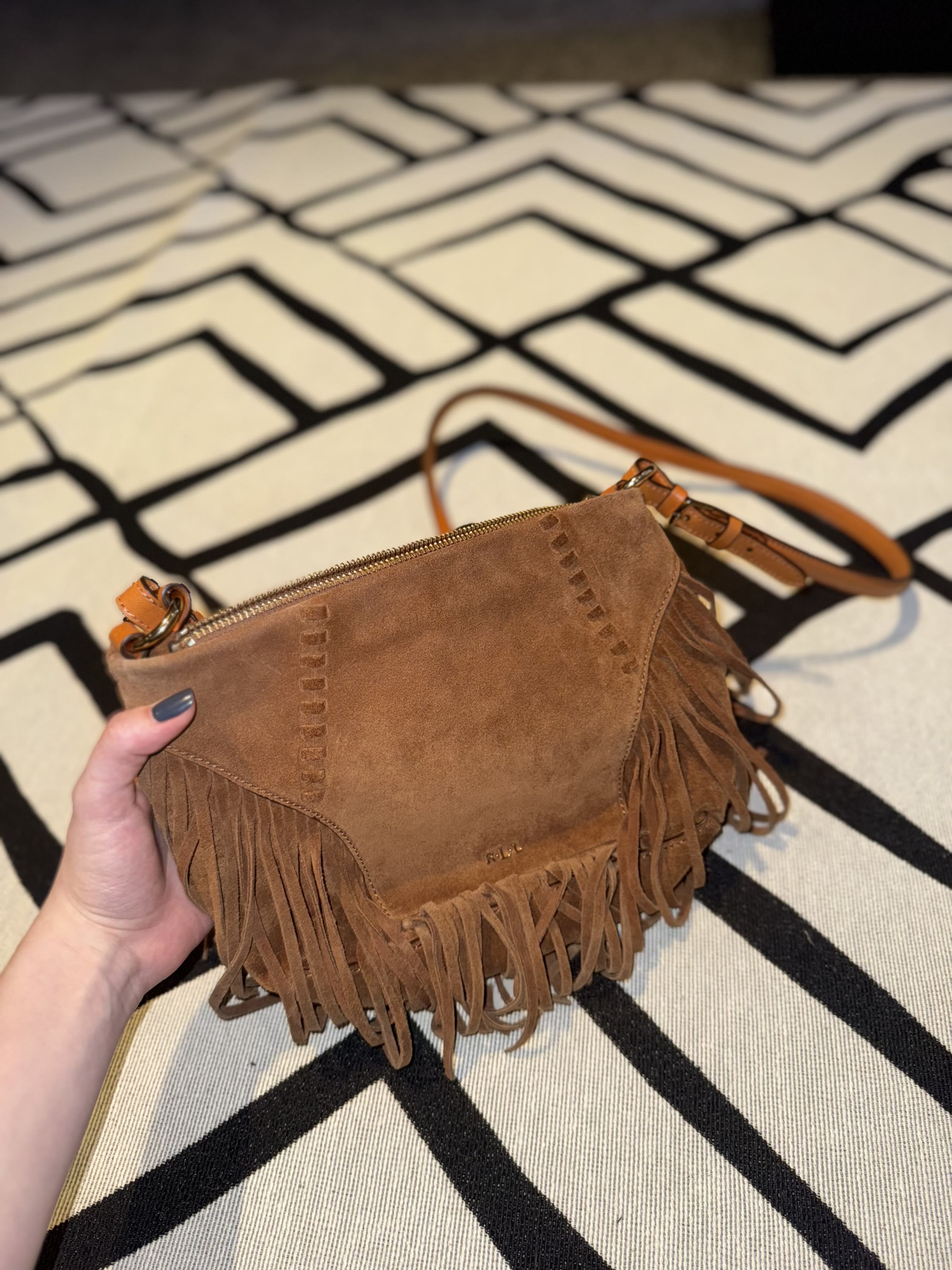 bolsa Lauren Ralph Lauren segurada mostrando o tamanho