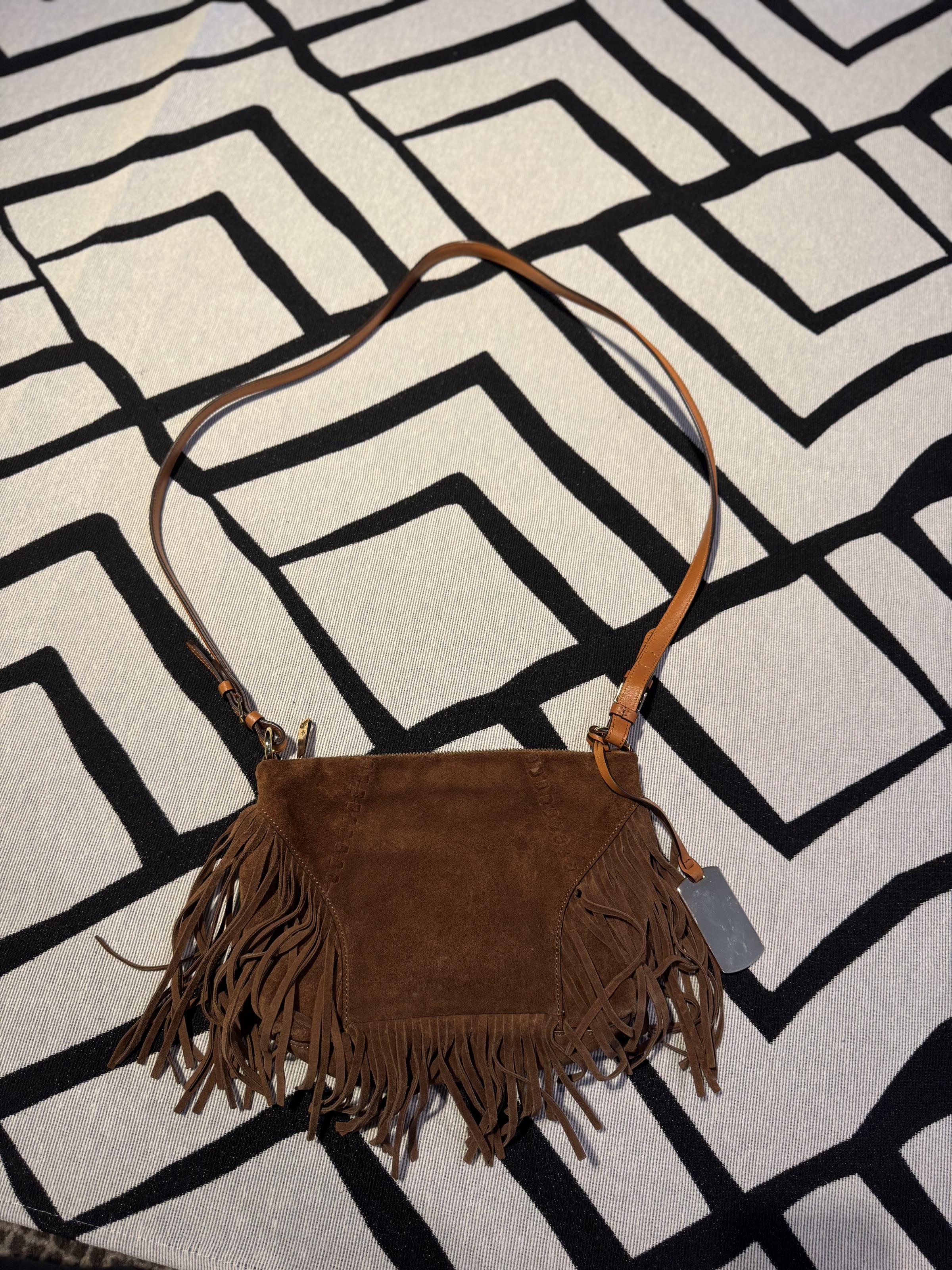 verso da bolsa Lauren Ralph Lauren de camurça com franjas