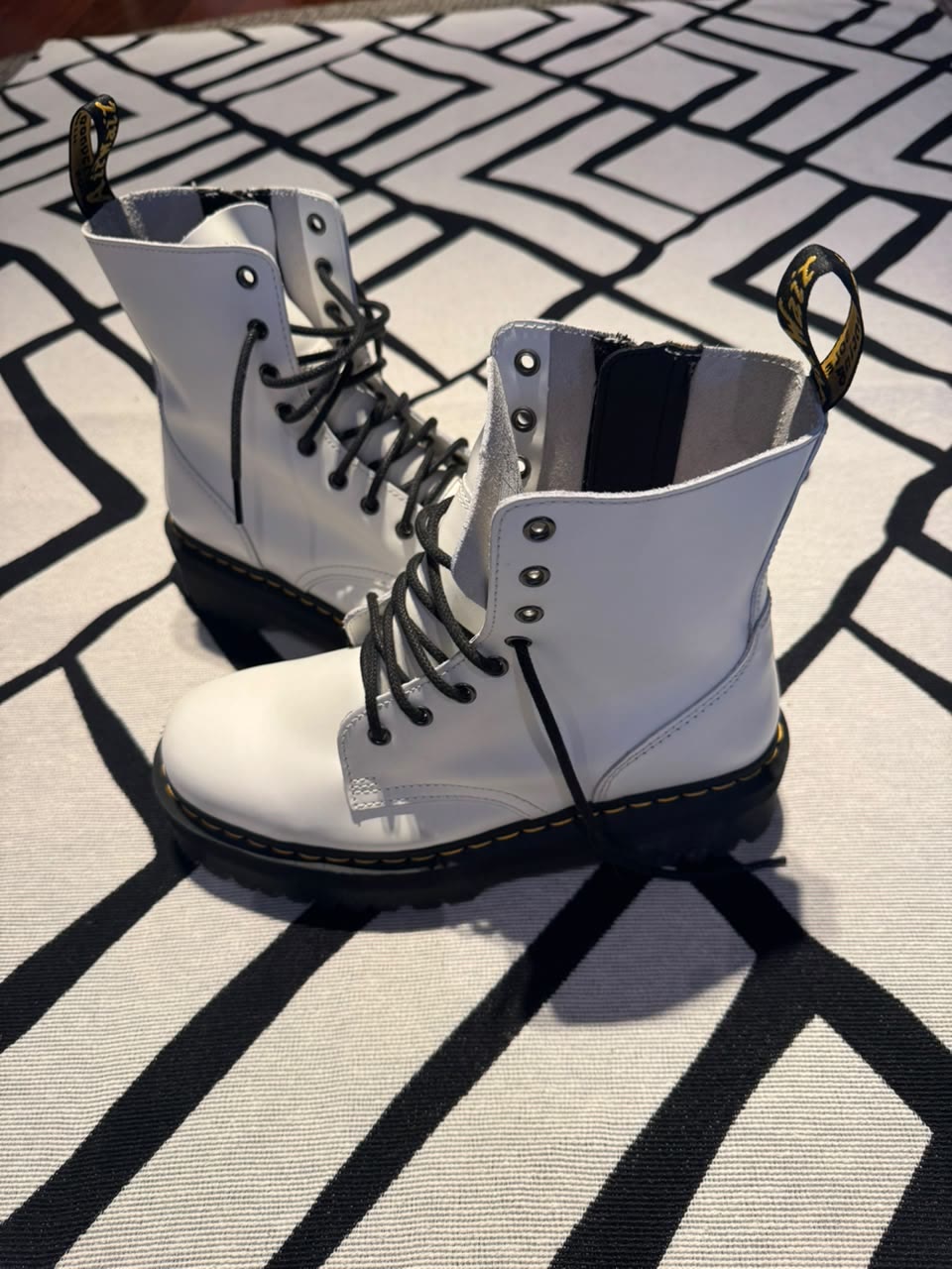 par de botas Dr. Martens Jadon brancas em vista de tres quartos