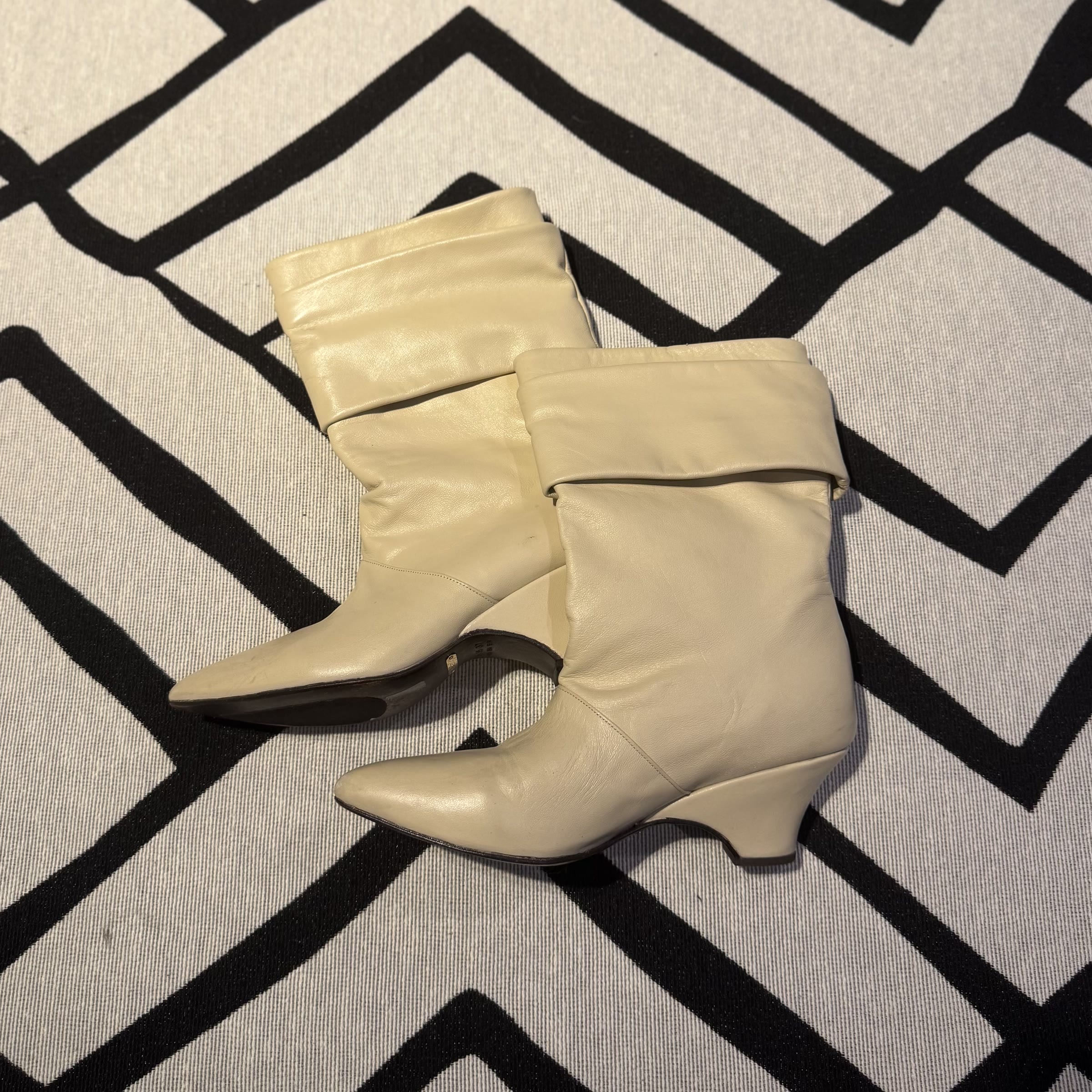par de botas MIXED de couro creme com cano dobrado