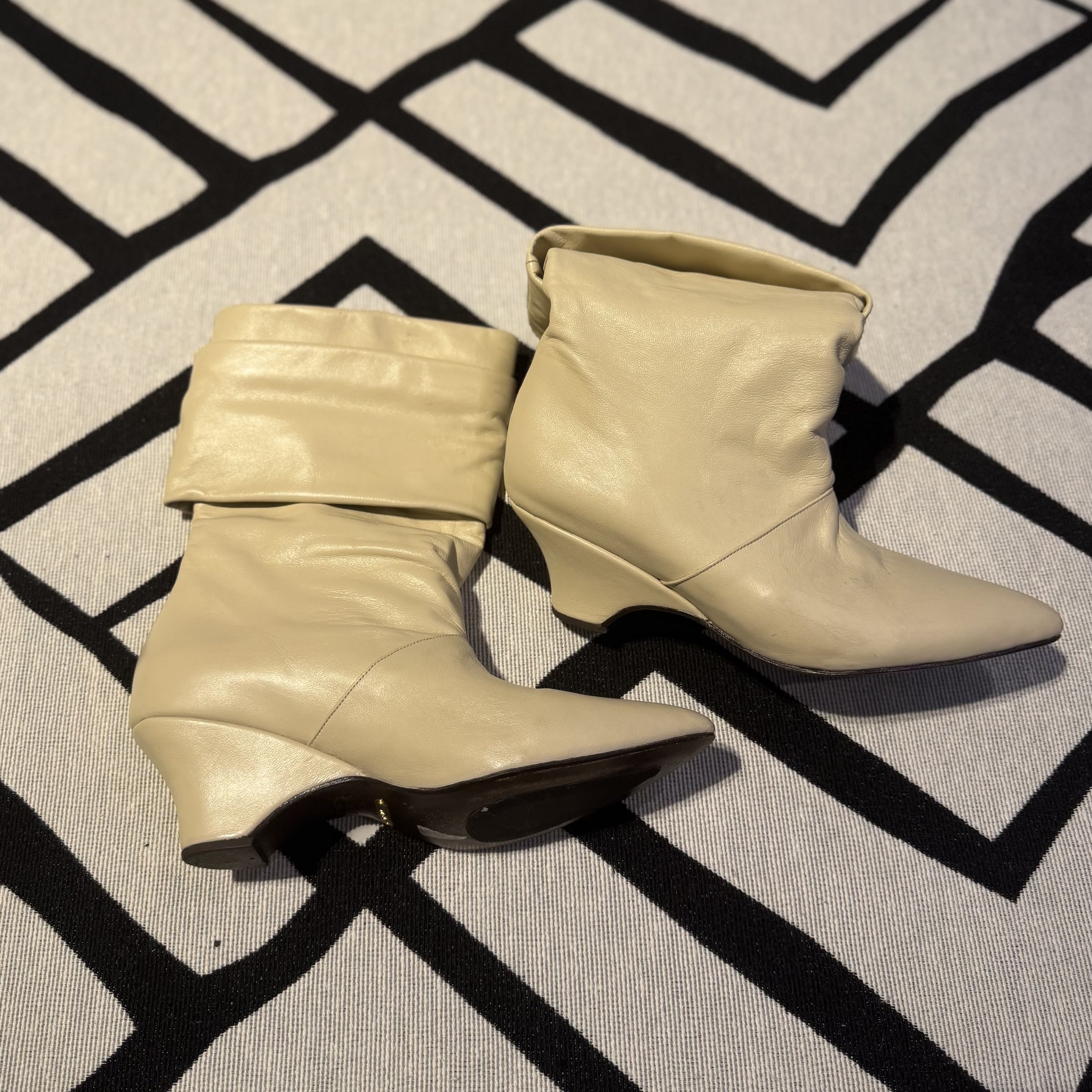 lateral da bota MIXED creme com salto anabela