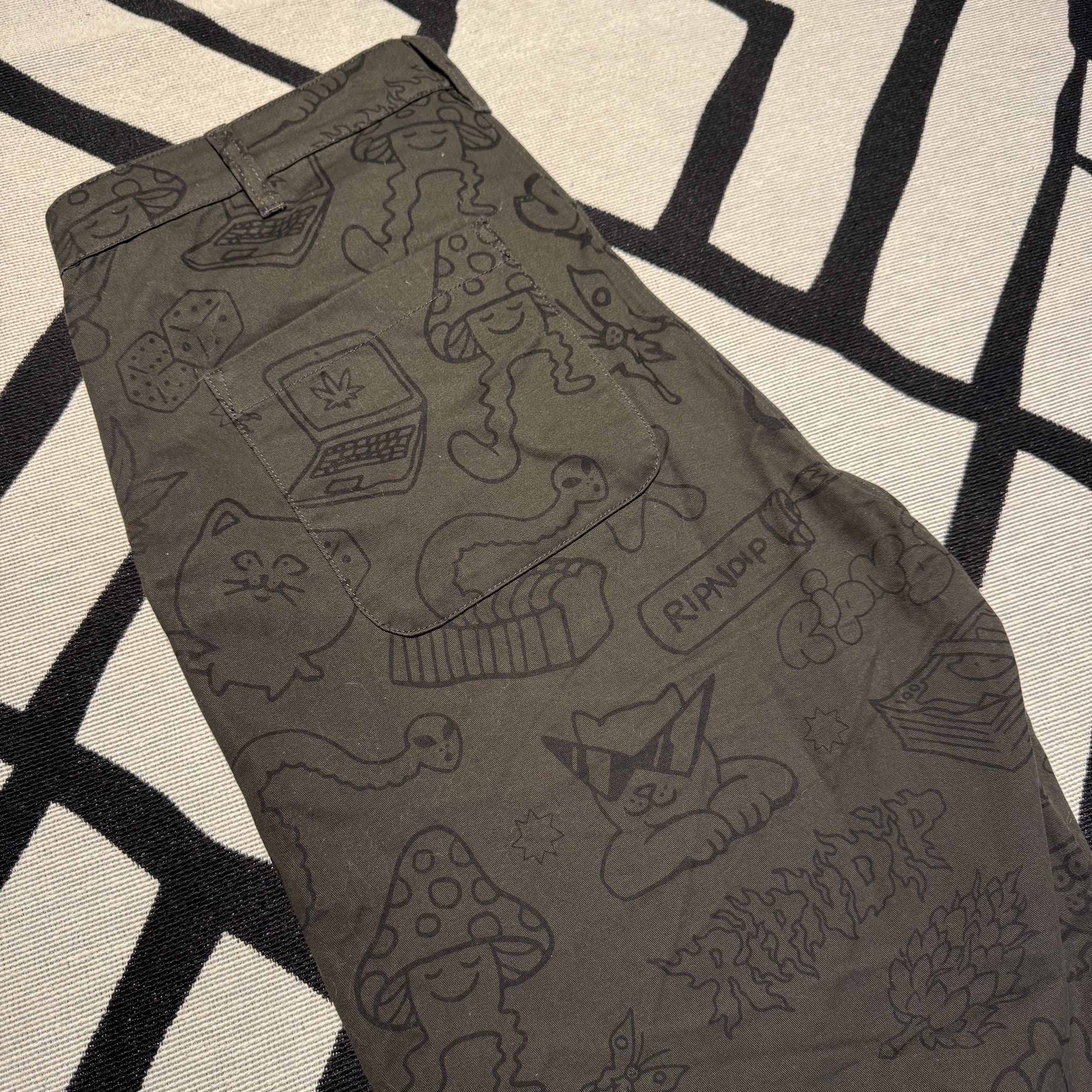 detalhe da estampa doodle da calça RipNDip