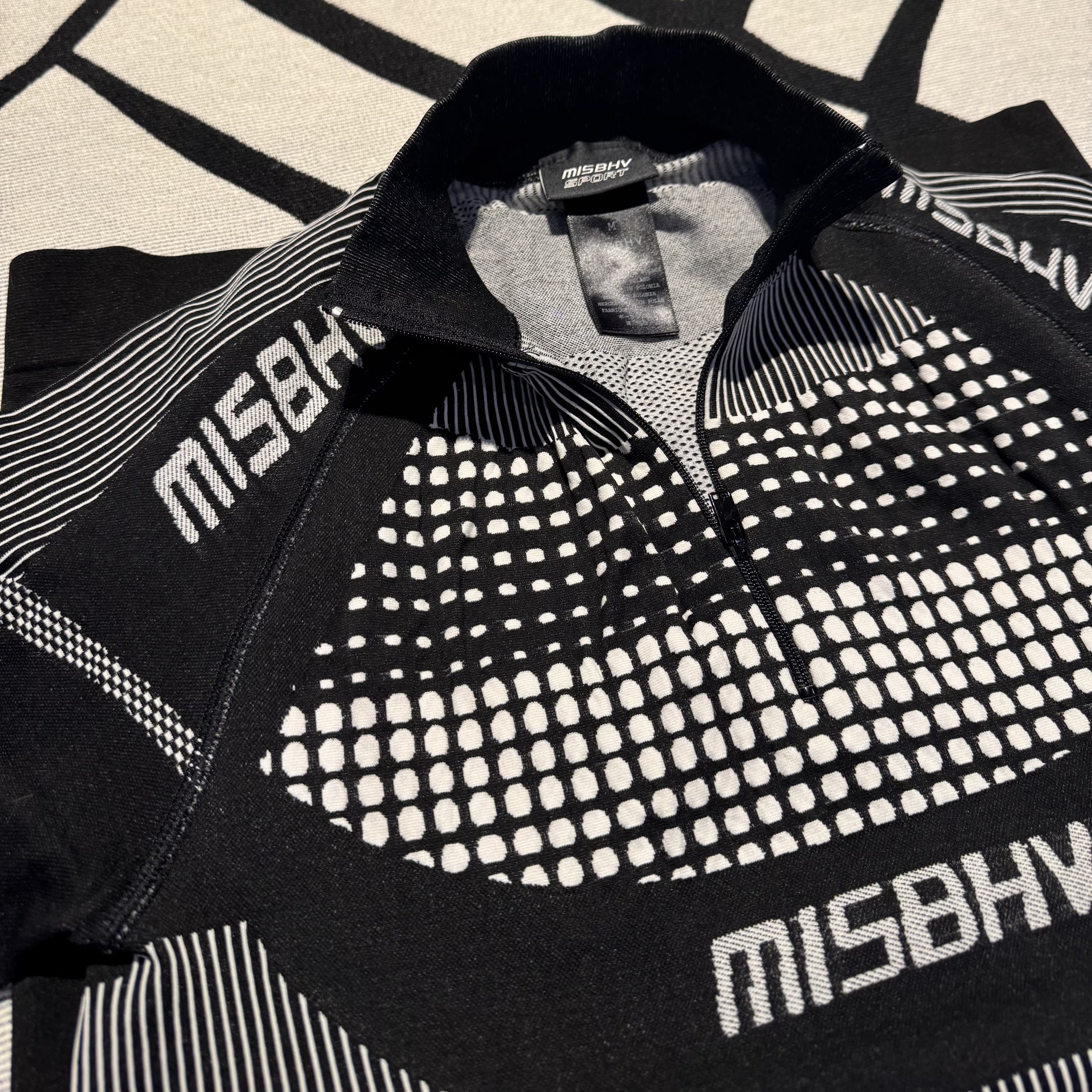 detalhe da gola alta com zíper da camisa MISBHV