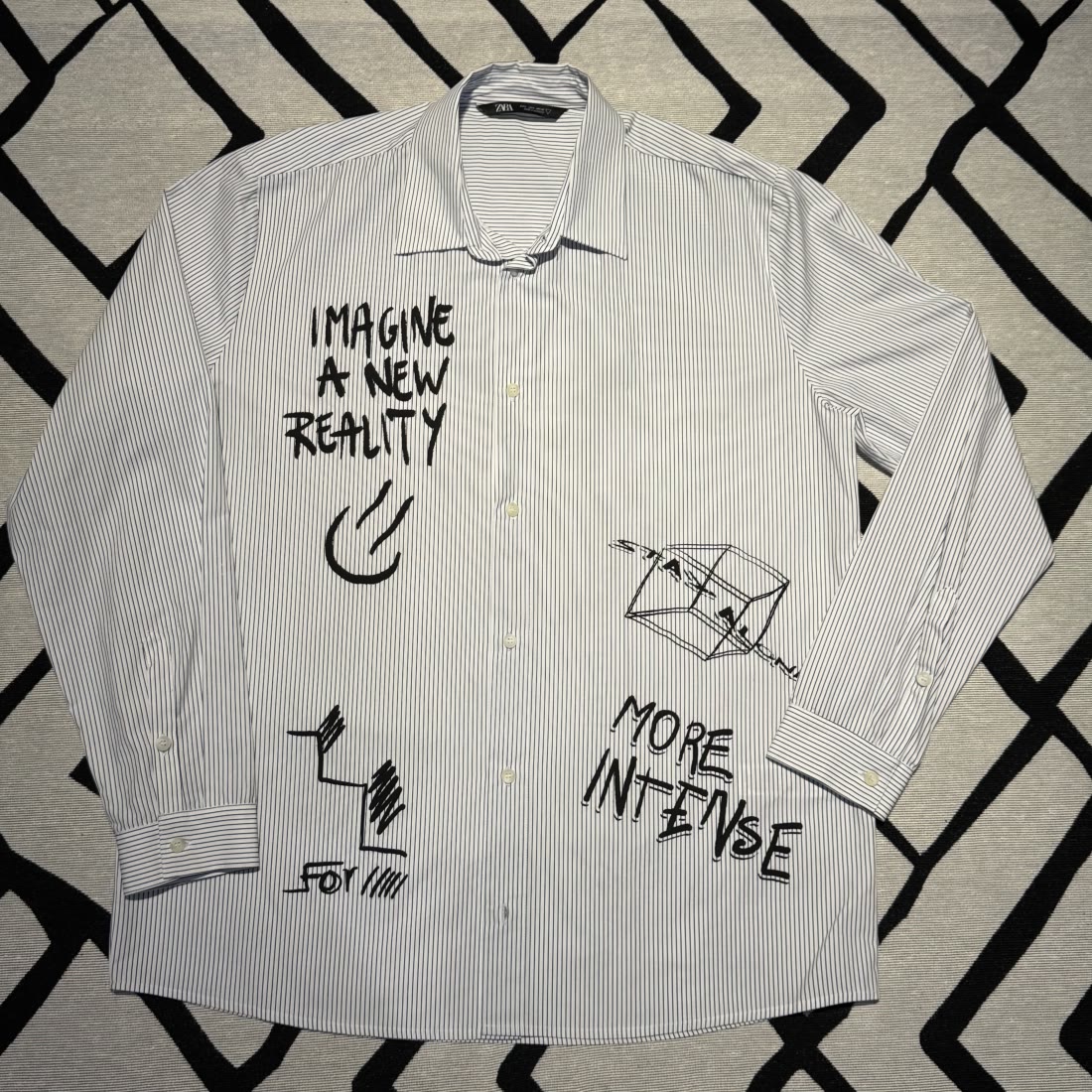frente da camisa Zara listrada Imagine a New Reality