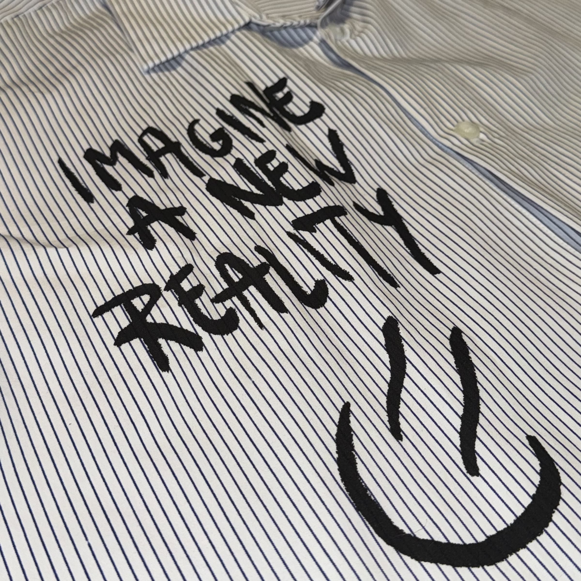 detalhe do grafite Imagine a New Reality na frente da camisa