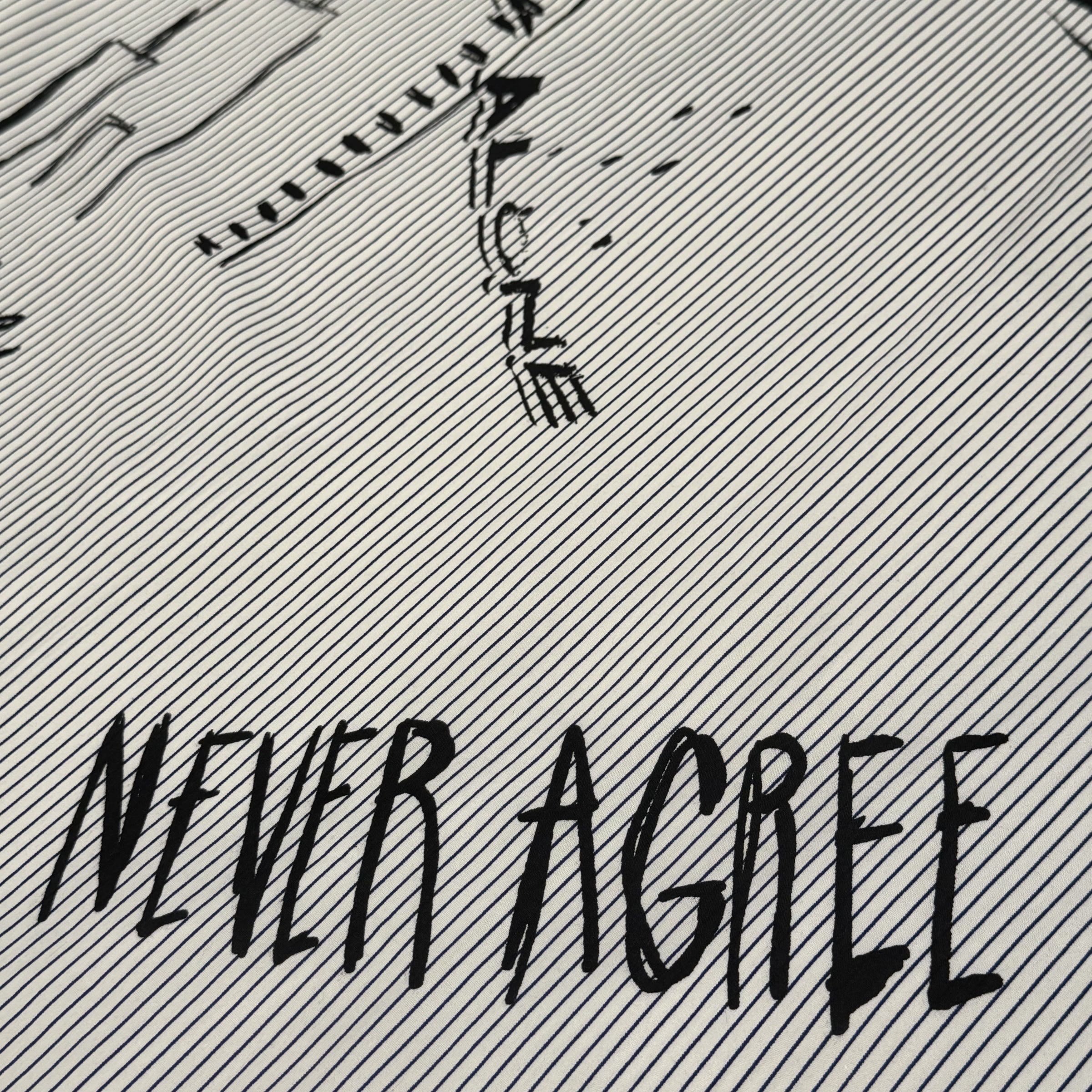 detalhe do grafite Never Agree no verso da camisa