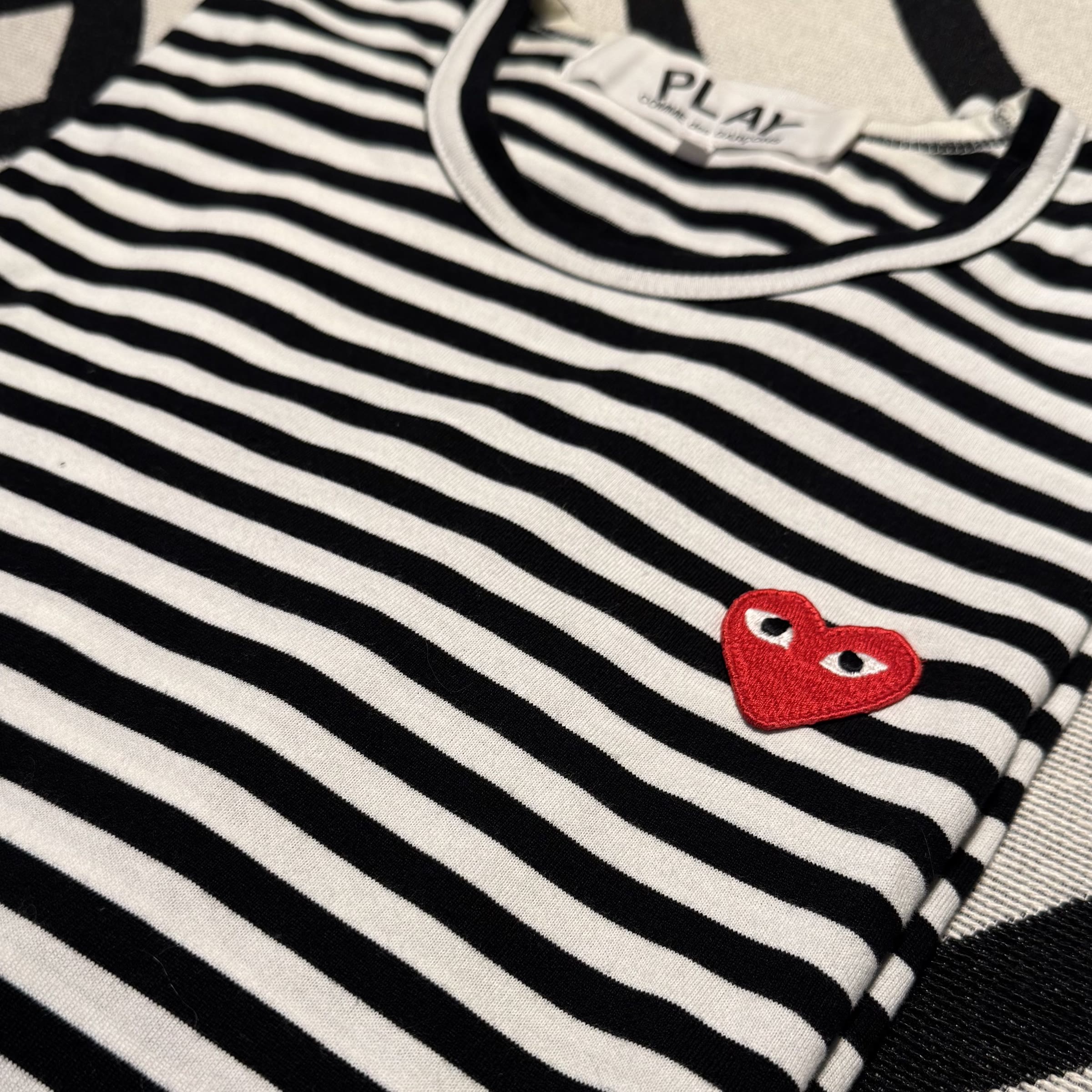detalhe do coração vermelho bordado da CDG Play