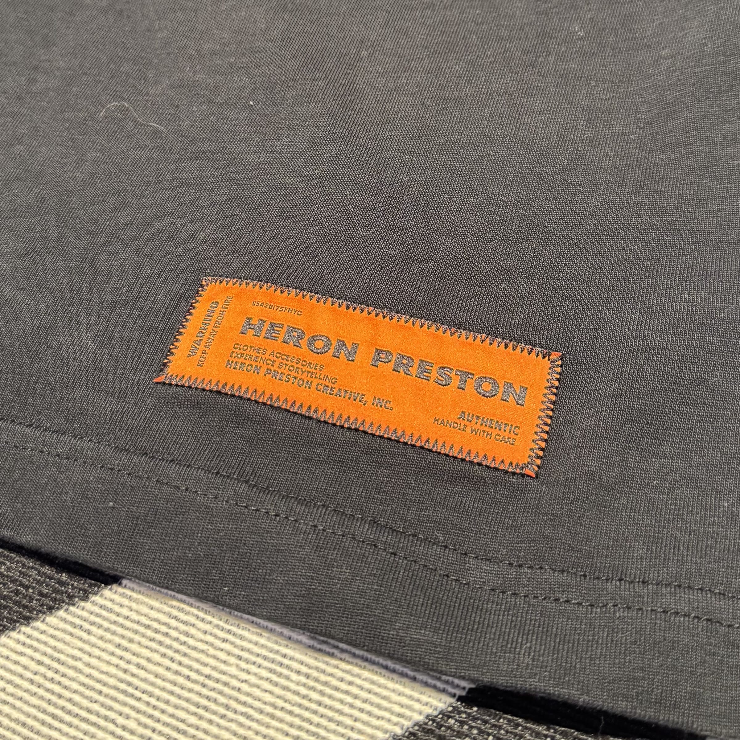etiqueta laranja Heron Preston na barra da camiseta