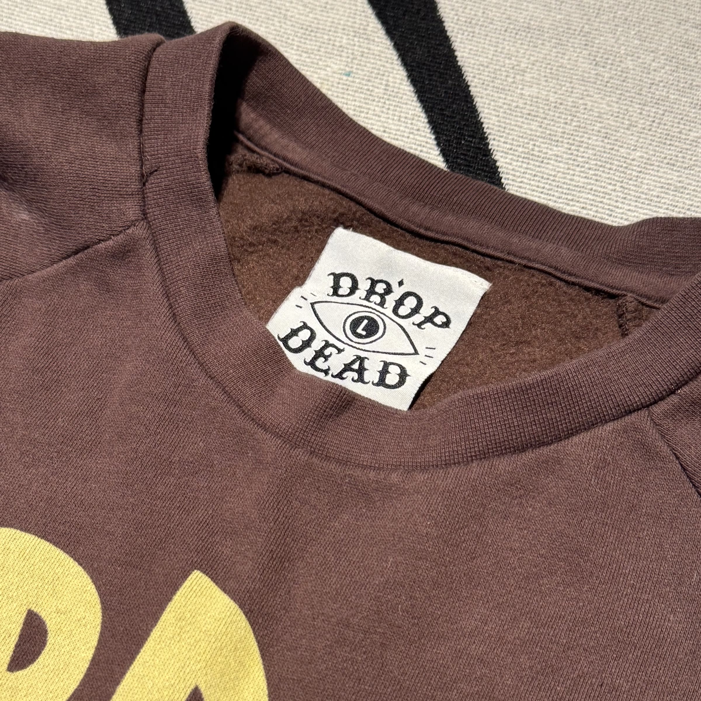 etiqueta Drop Dead tamanho L na gola do moletom