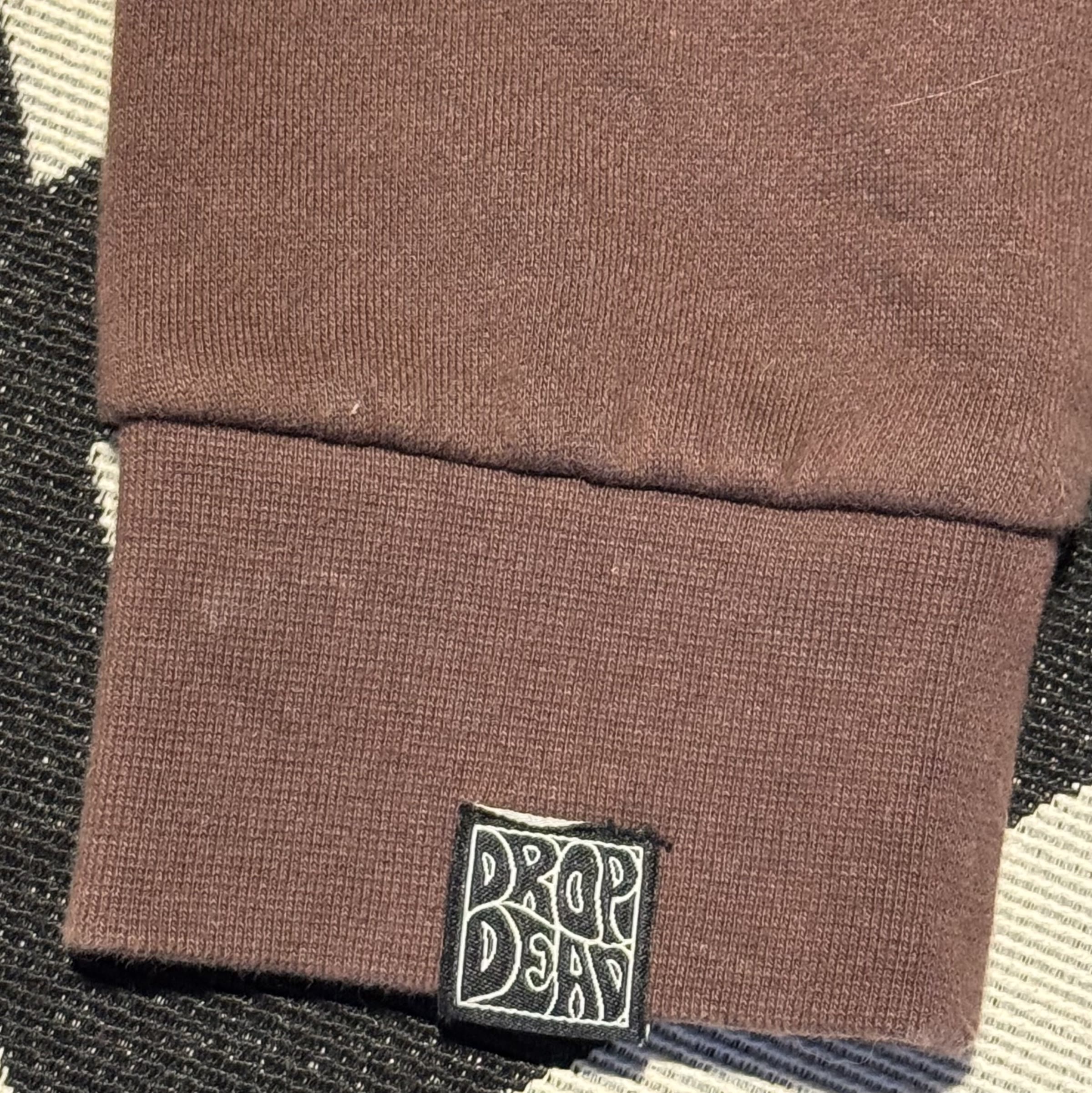 detalhe do punho com a etiqueta Drop Dead