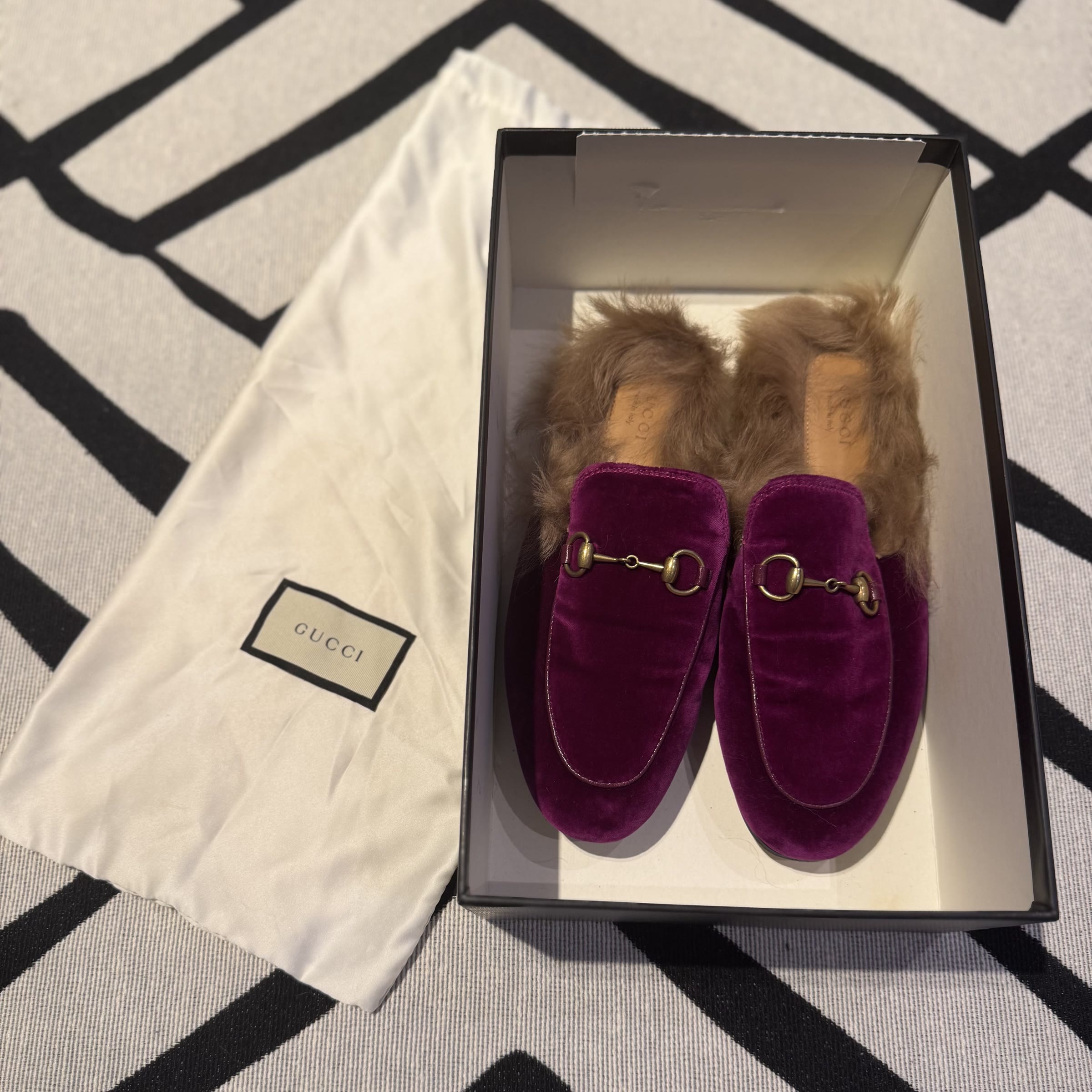 mule Gucci Princetown de veludo roxo dentro da caixa com dustbag