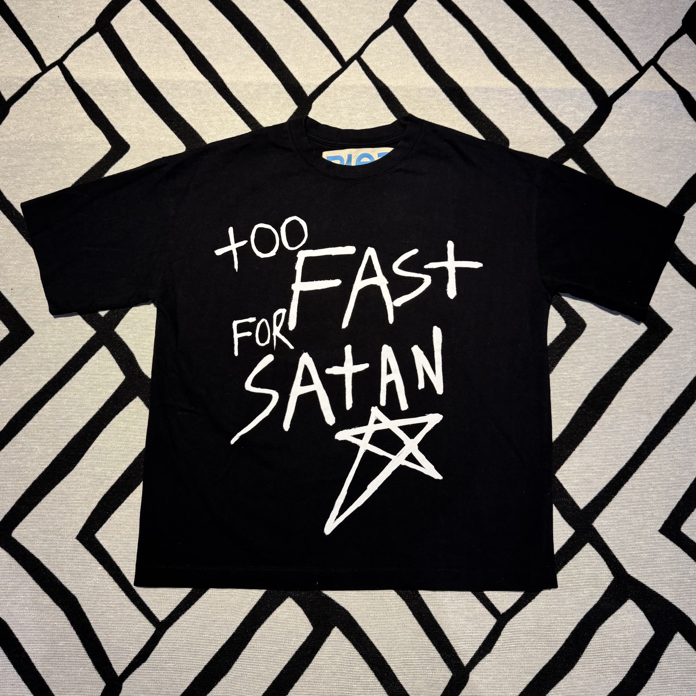frente da camiseta Piet Too Fast For Satan preta
