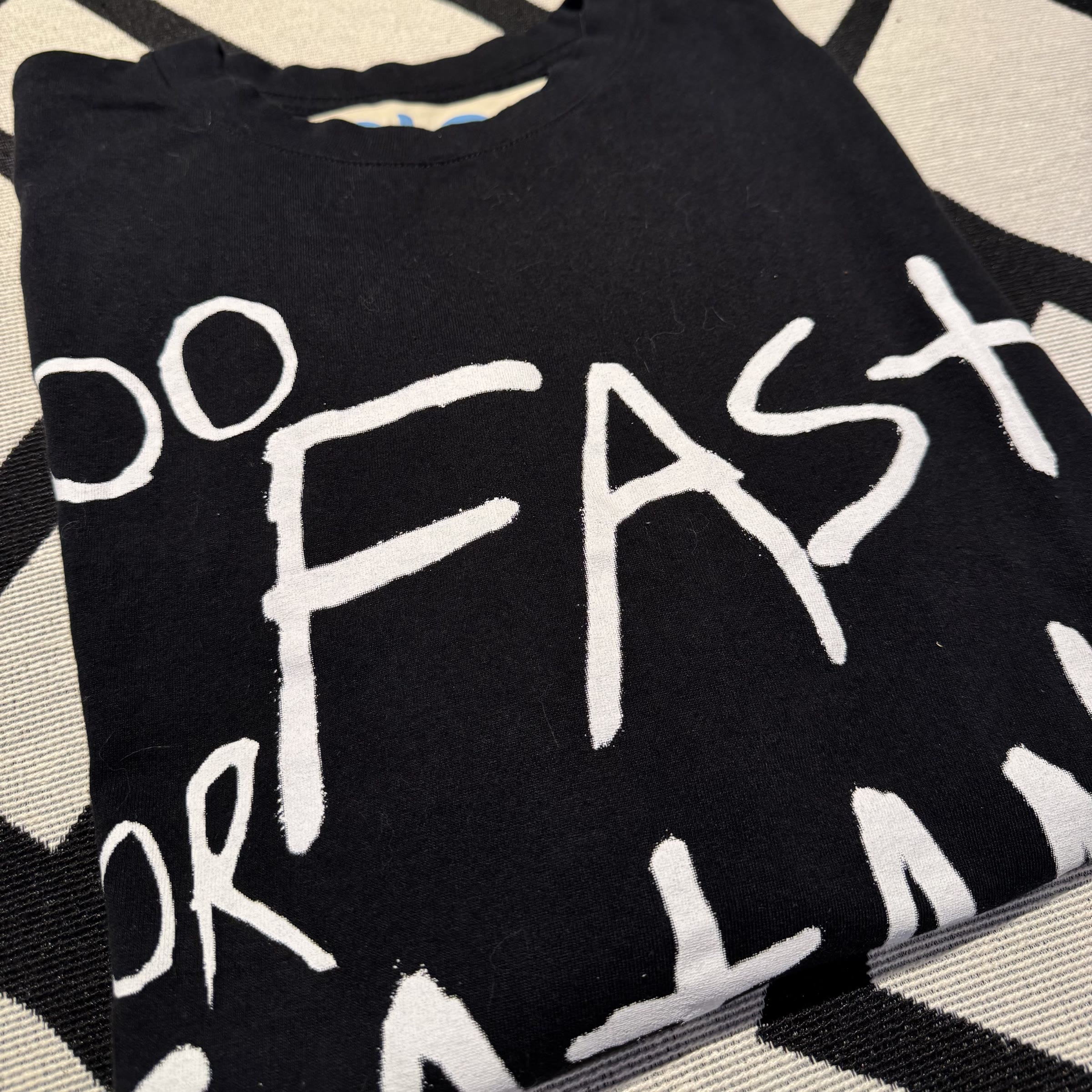 camiseta Piet dobrada mostrando a estampa