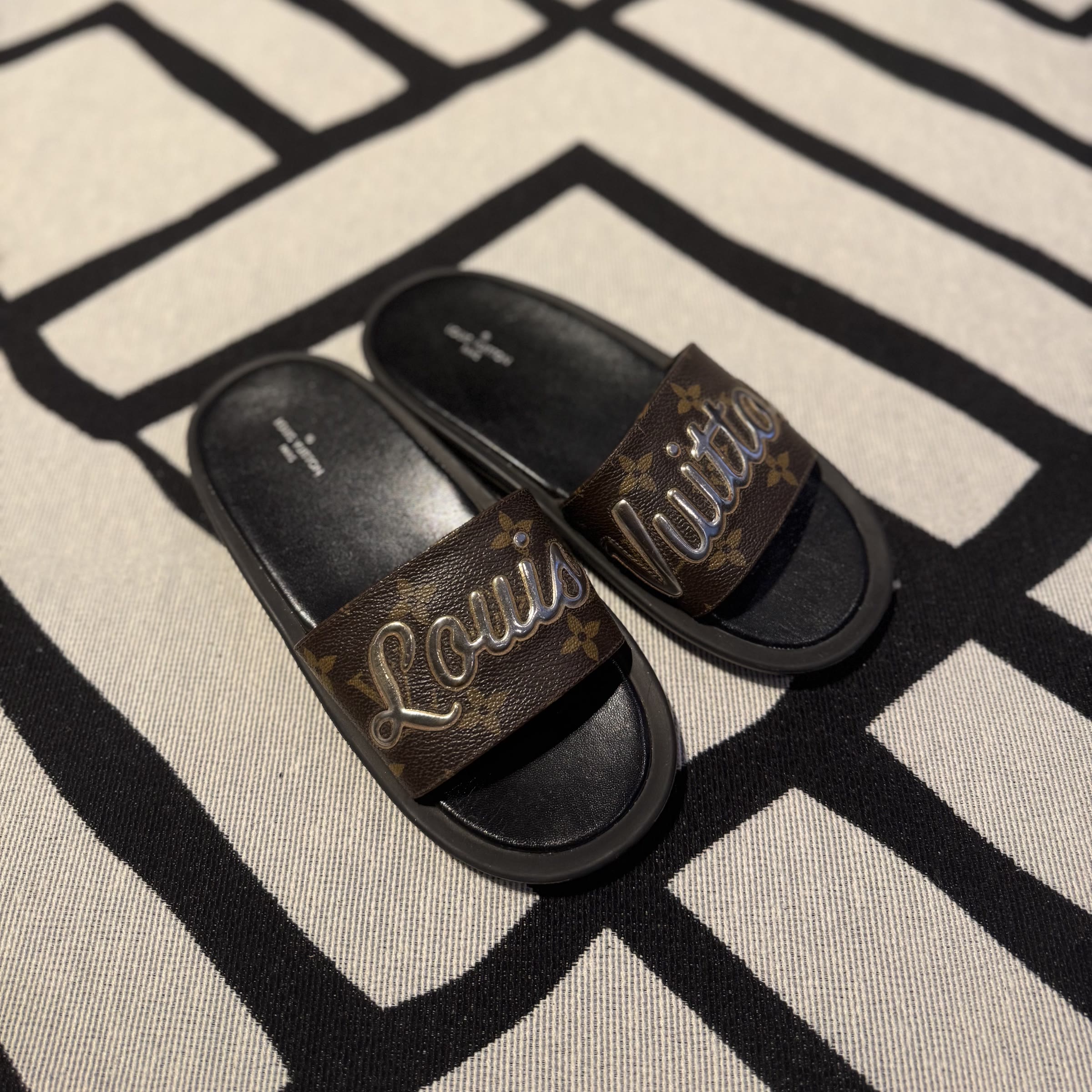 slides Louis Vuitton monograma vistos de frente