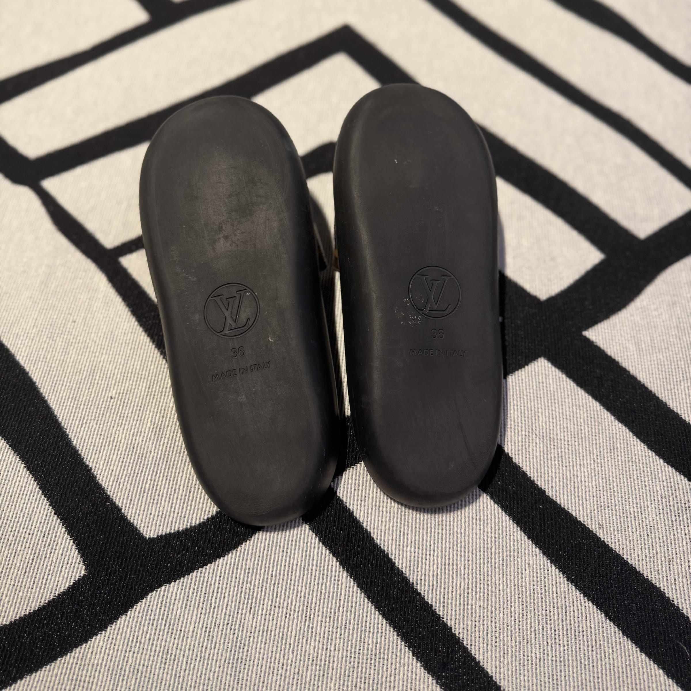 solas do slide Louis Vuitton gravadas LV 36 made in Italy