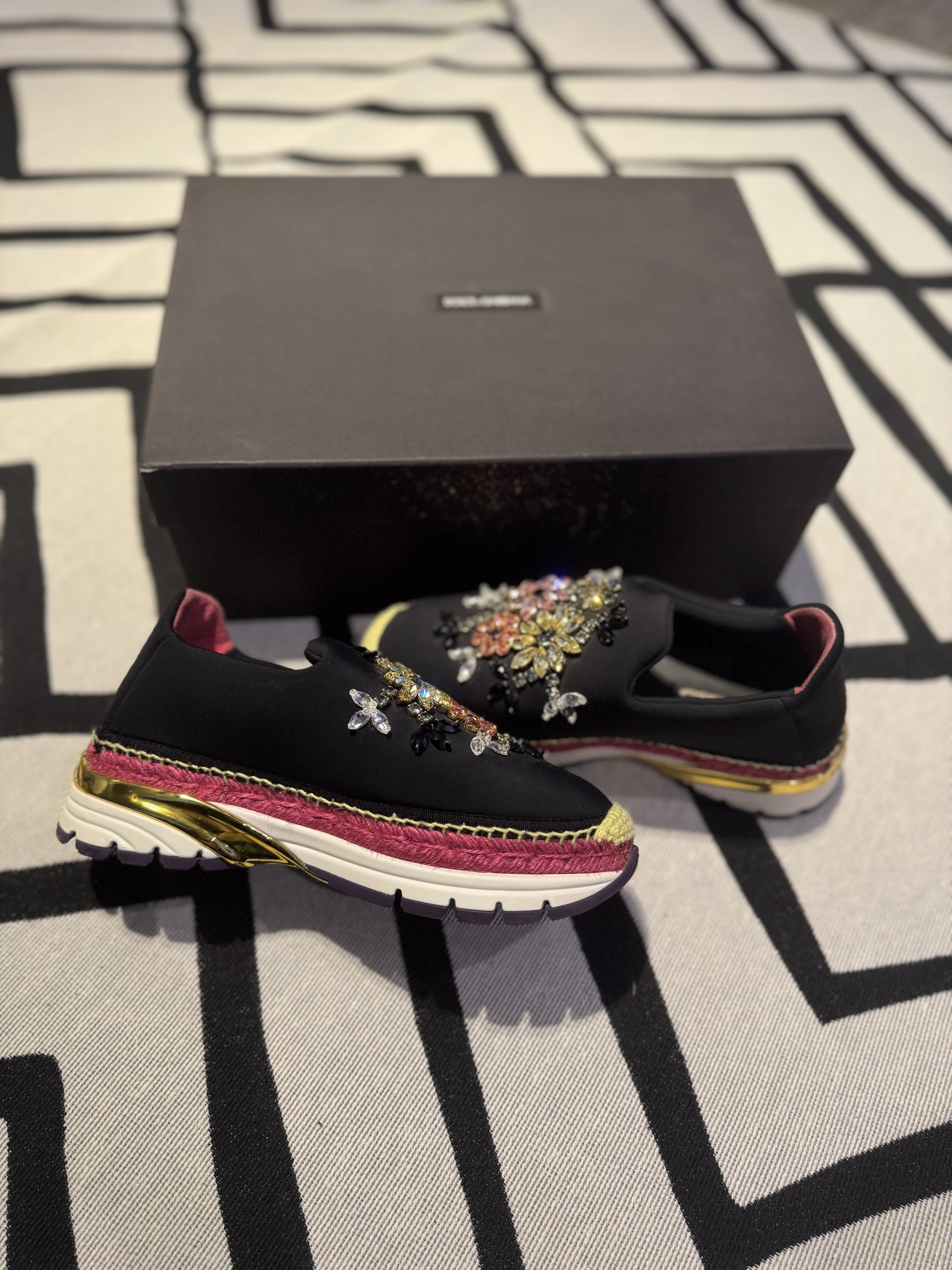 lateral do tênis Dolce & Gabbana com plataforma de corda rosa