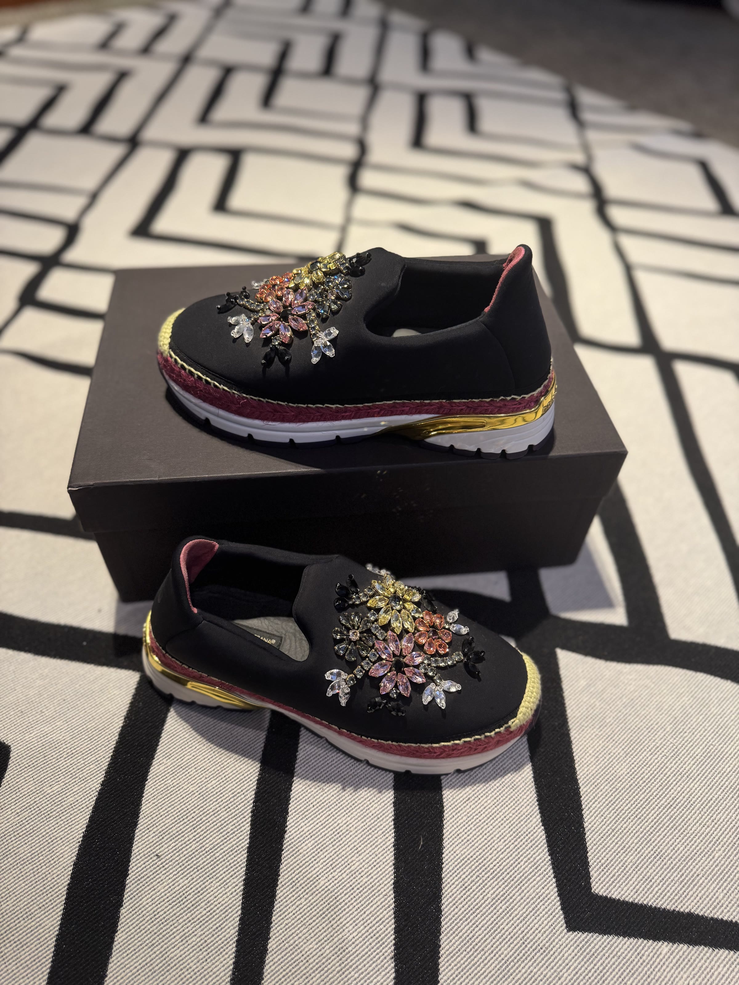 outra lateral do tênis Dolce & Gabbana com cristais
