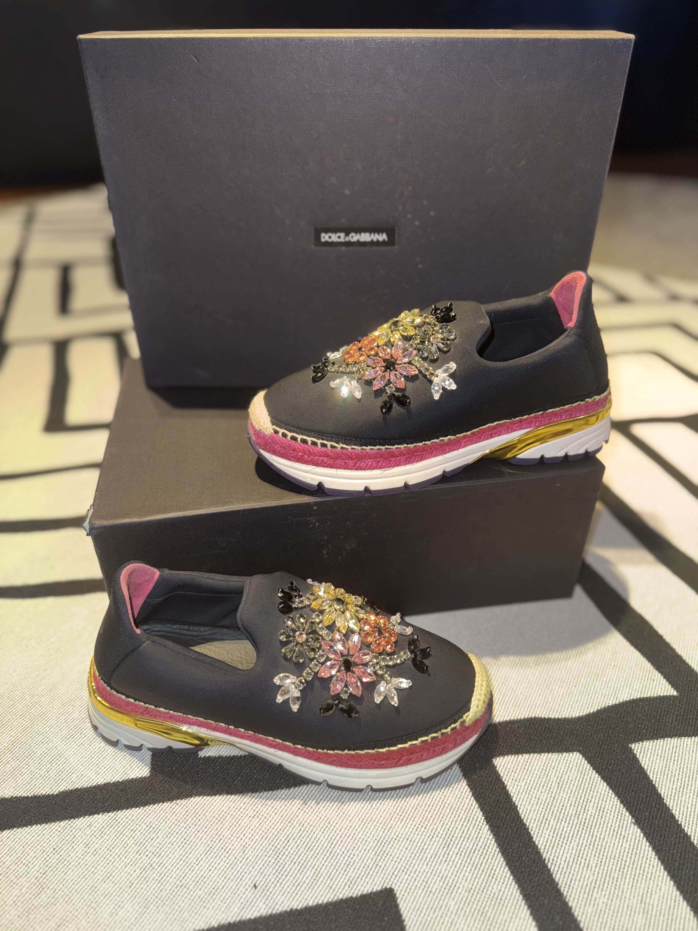 tênis Dolce & Gabbana apoiados na caixa