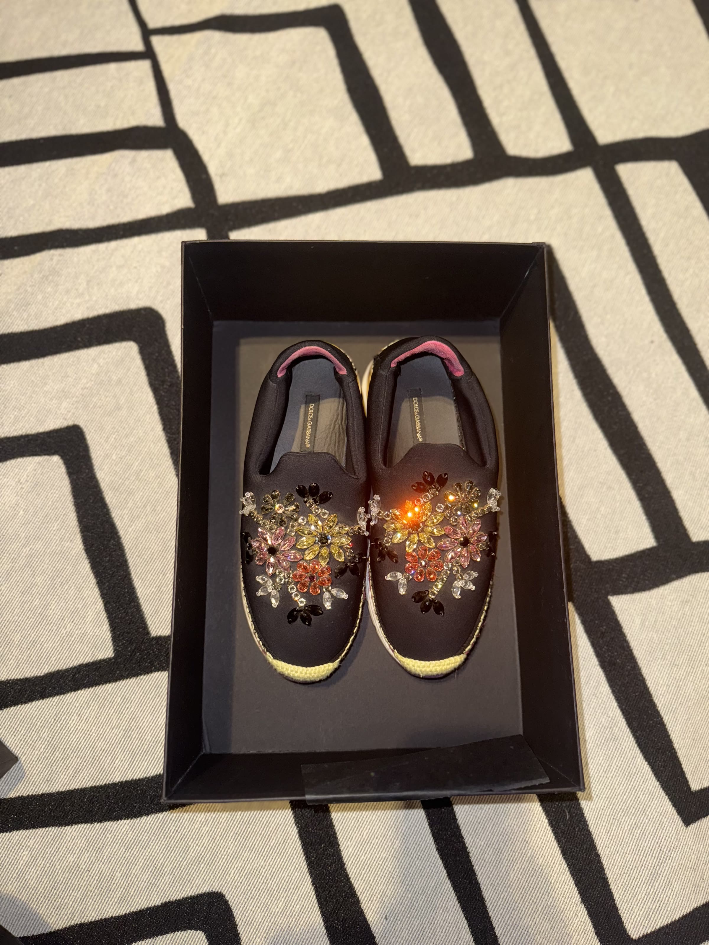 par de tênis Dolce & Gabbana dentro da caixa original