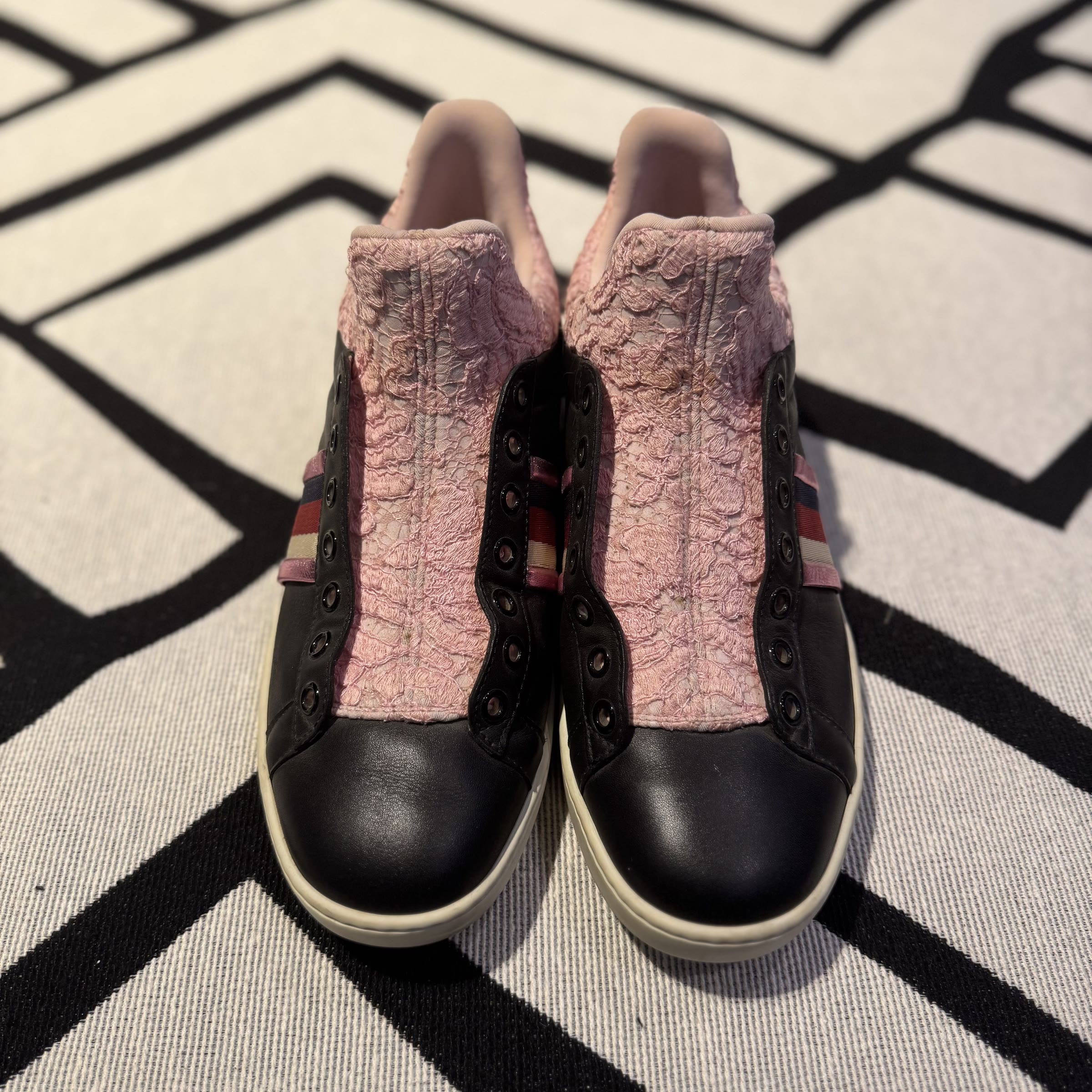 frente do tênis Gucci vintage preto com renda rosa