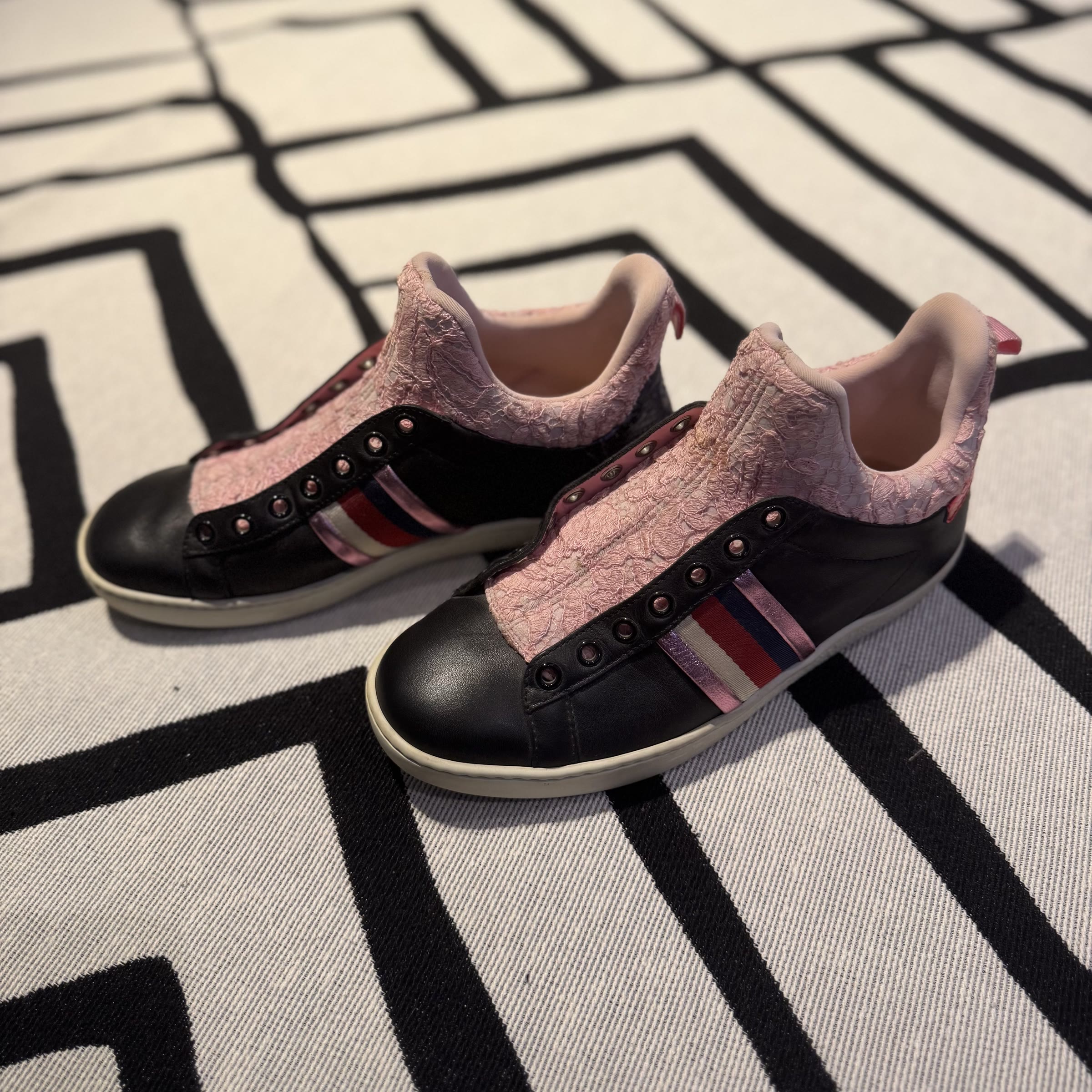 lateral do tênis Gucci vintage com listra web rosa e vinho