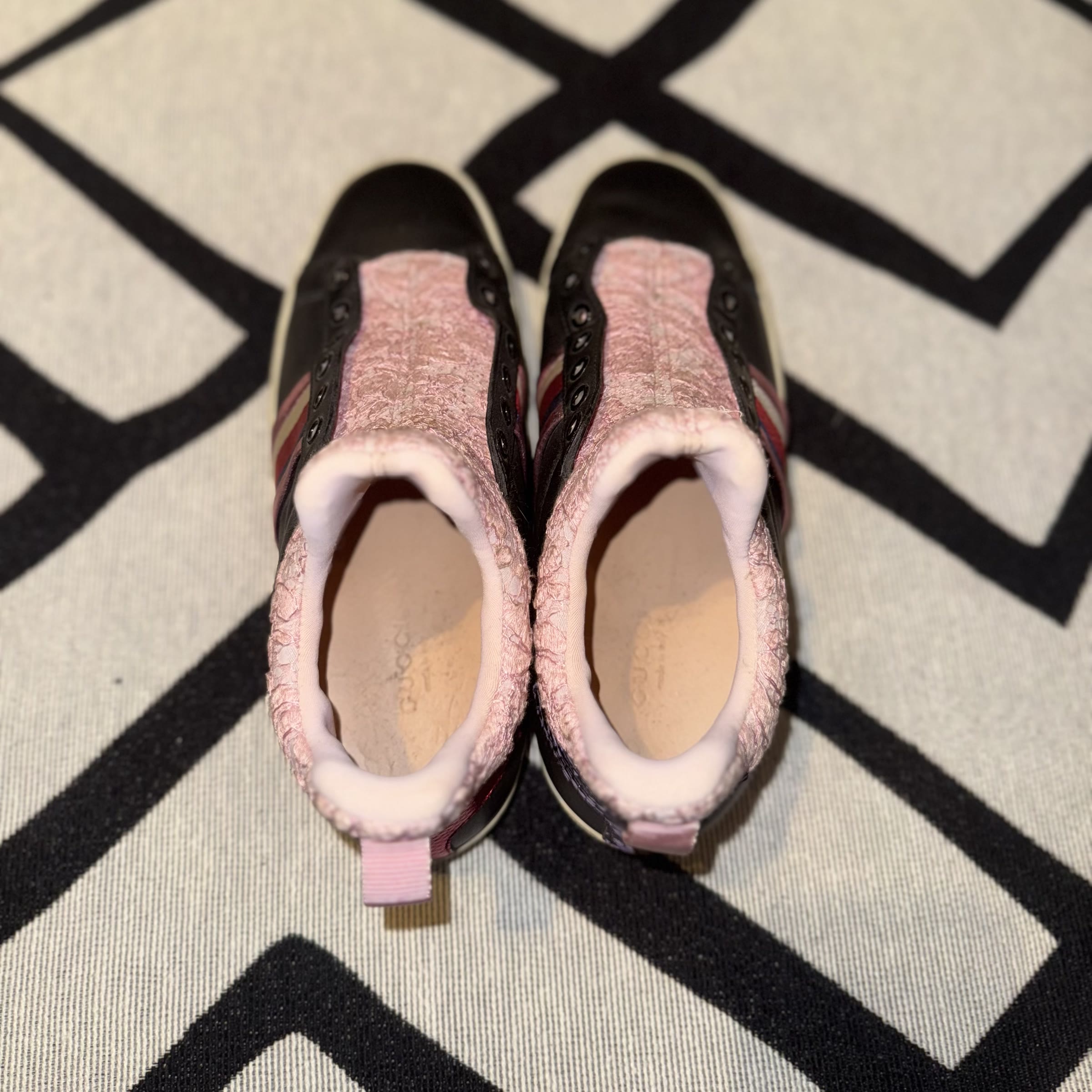parte de trás do tênis Gucci com meia interna de renda rosa