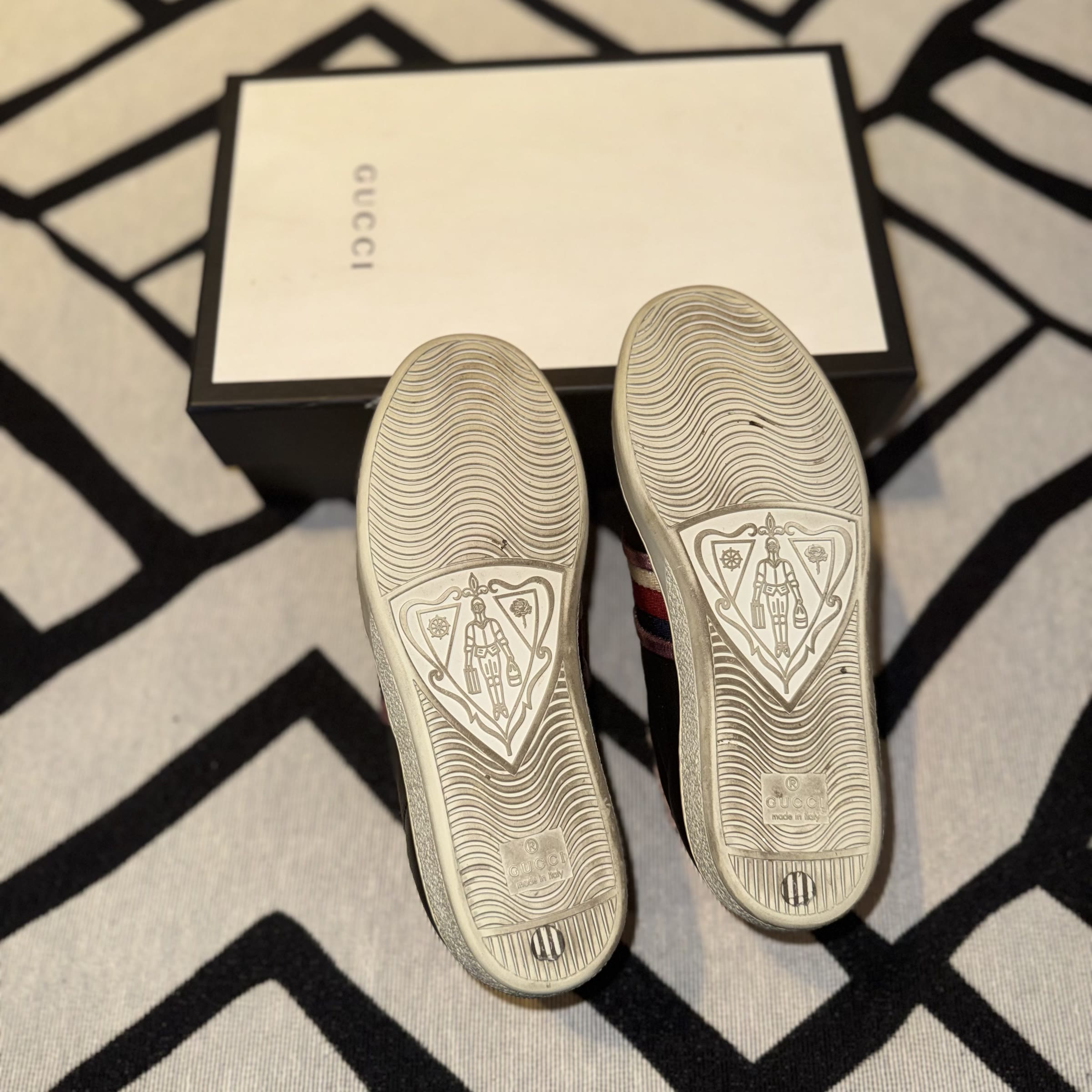 sola do tênis Gucci com o brasão de cavaleiro gravado