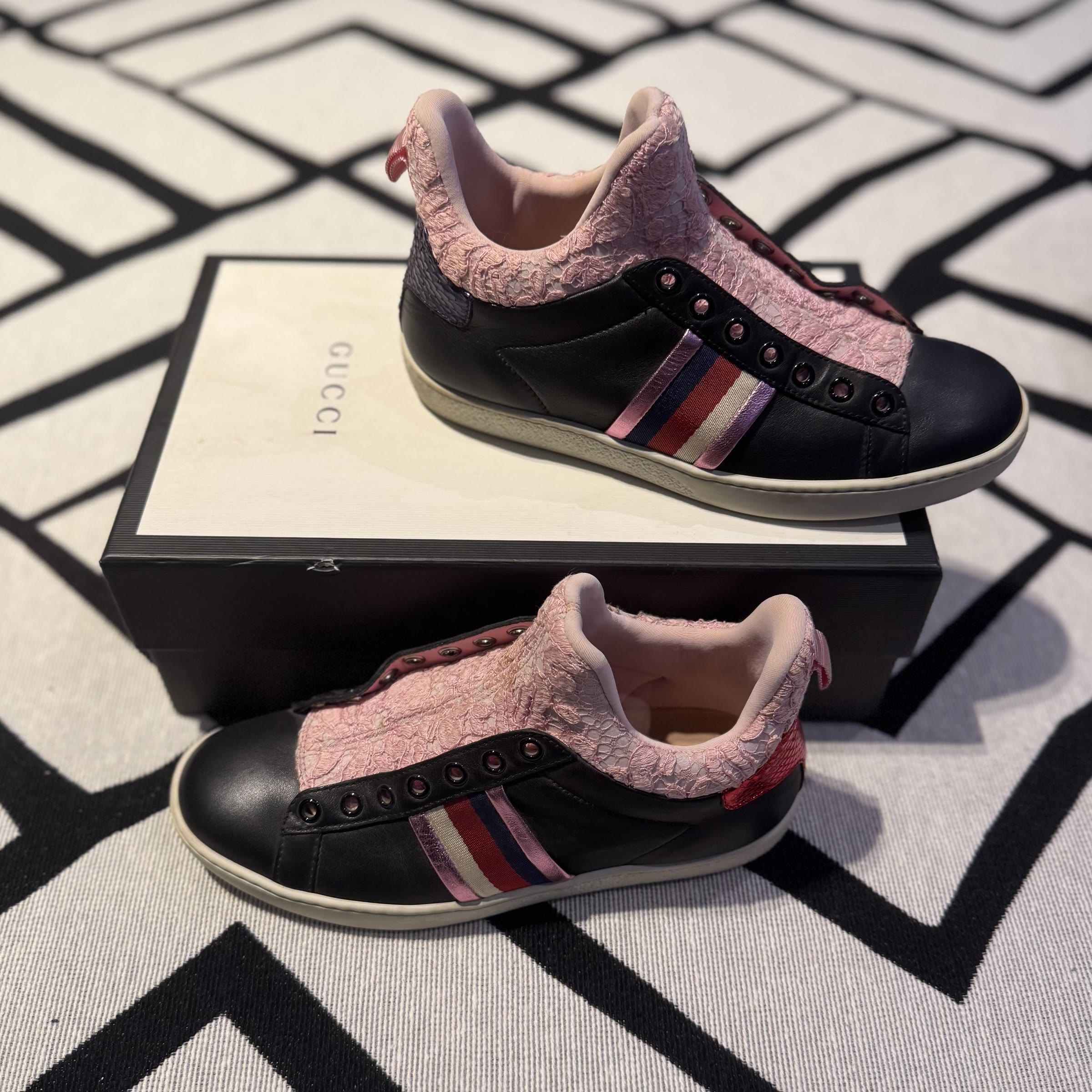 tênis Gucci vintage apoiado na caixa Gucci