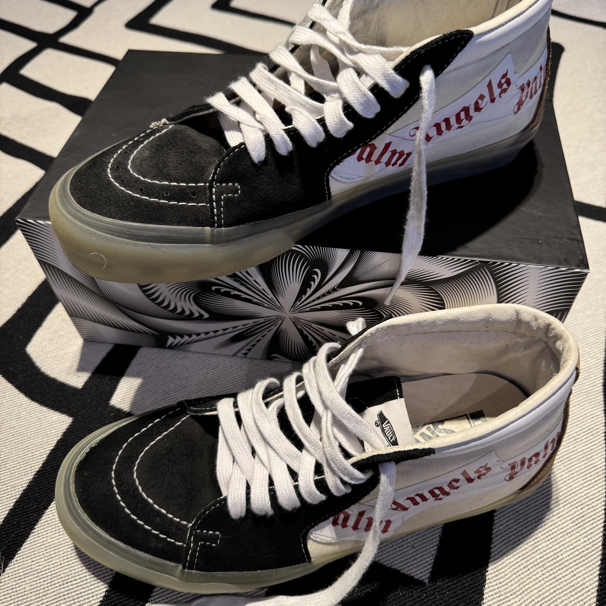 par do tênis Vans Vault x Palm Angels Sk8-Mid sobre a caixa