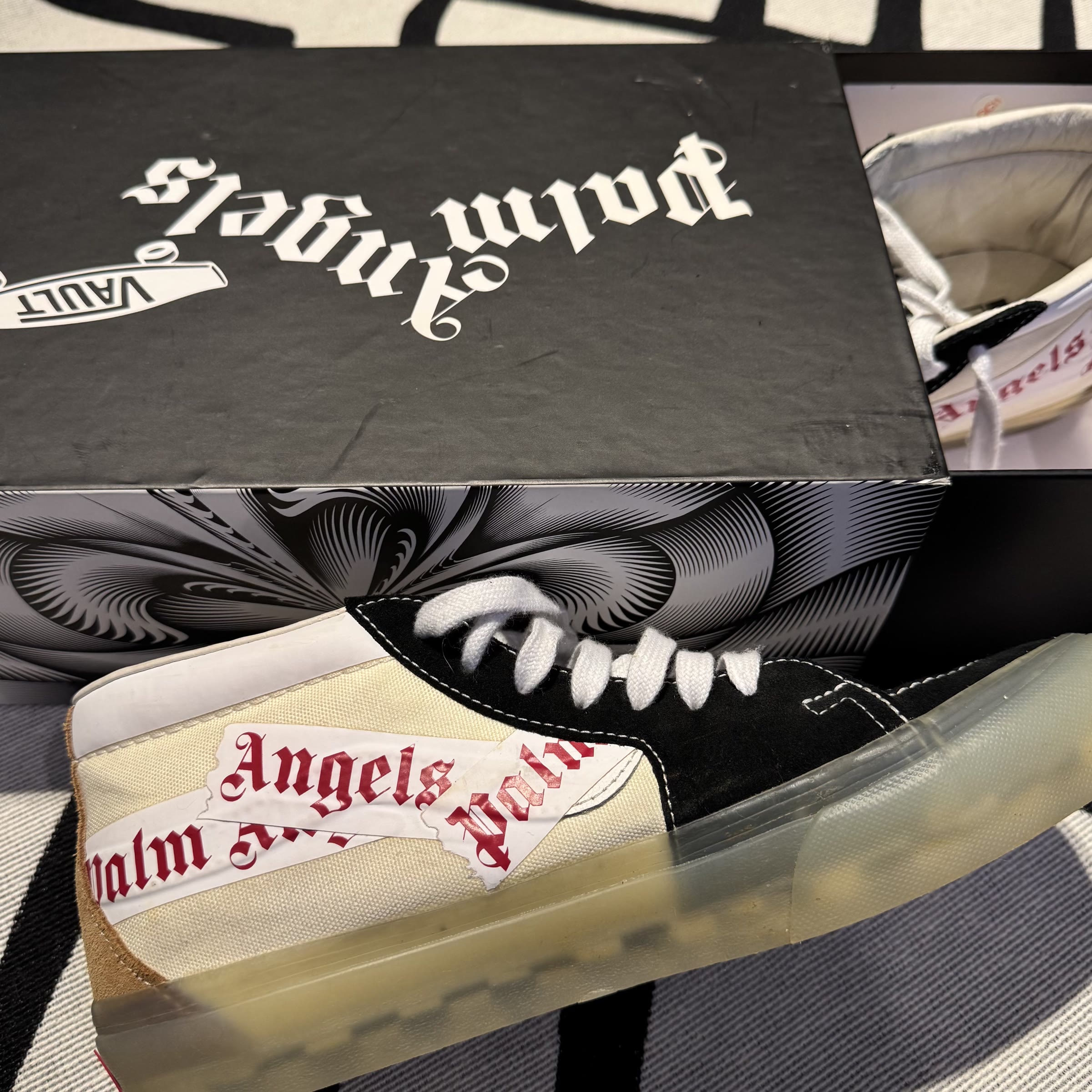tênis Vans x Palm Angels ao lado da caixa colecionável