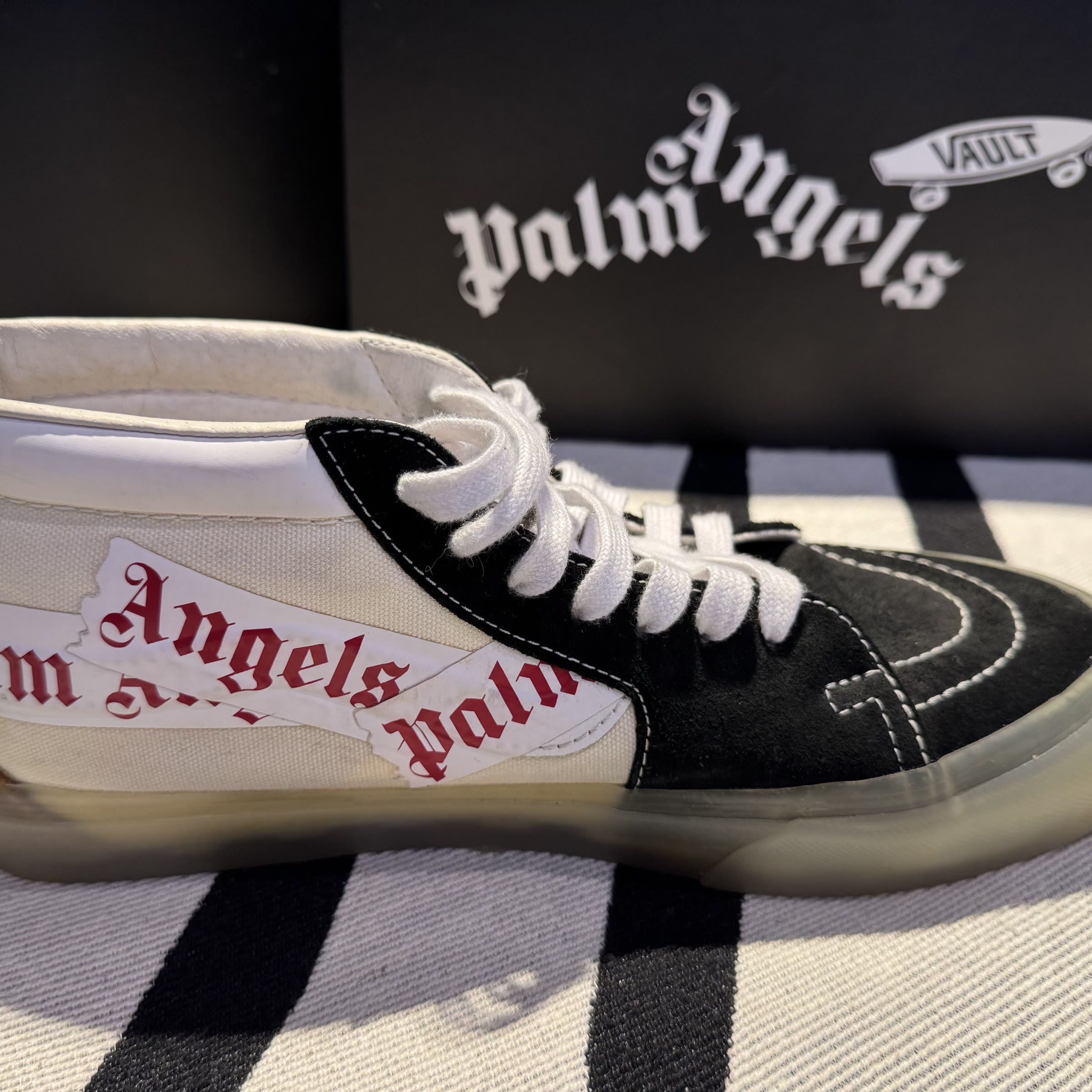 perfil do tênis Vans x Palm Angels com sola translúcida